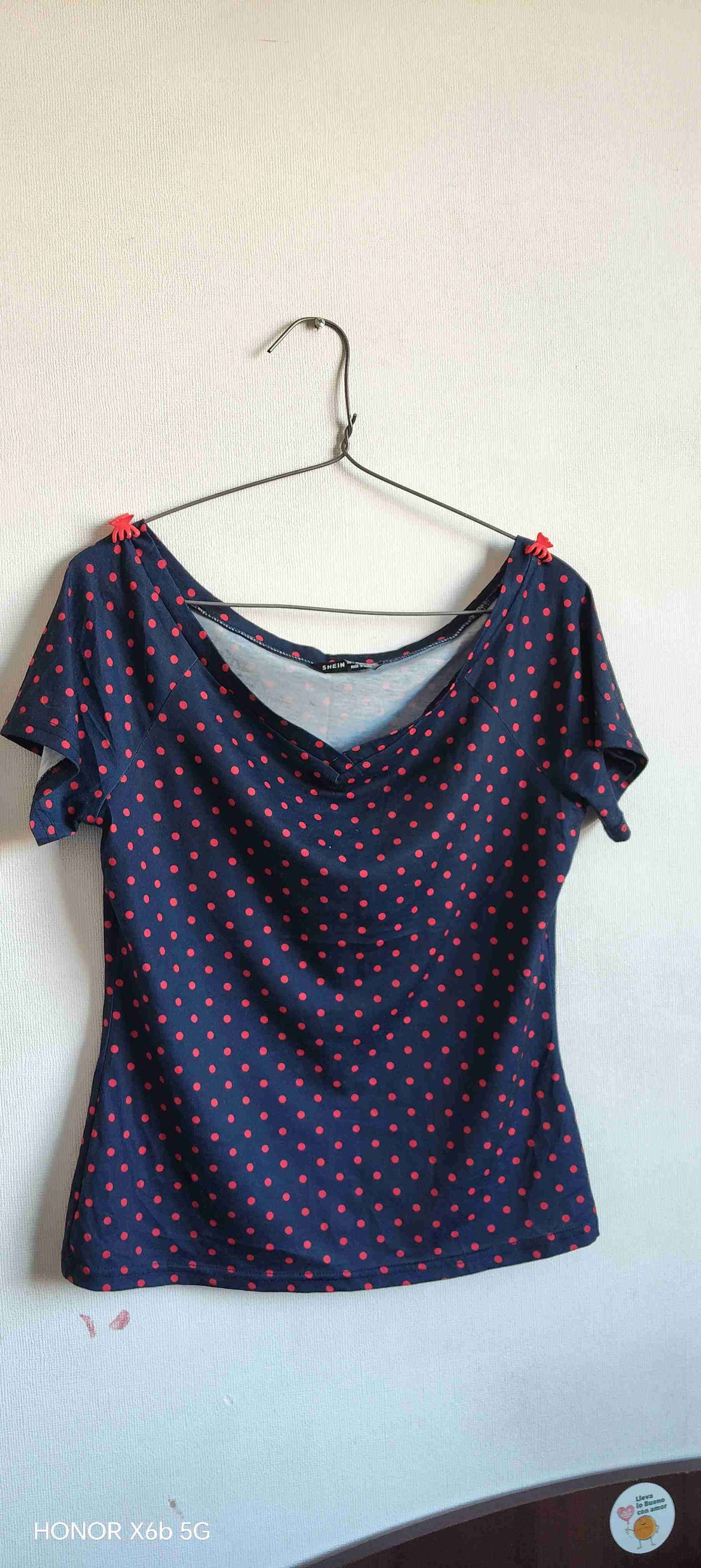 Polera blanca con diseño de puntos - miniatura 3