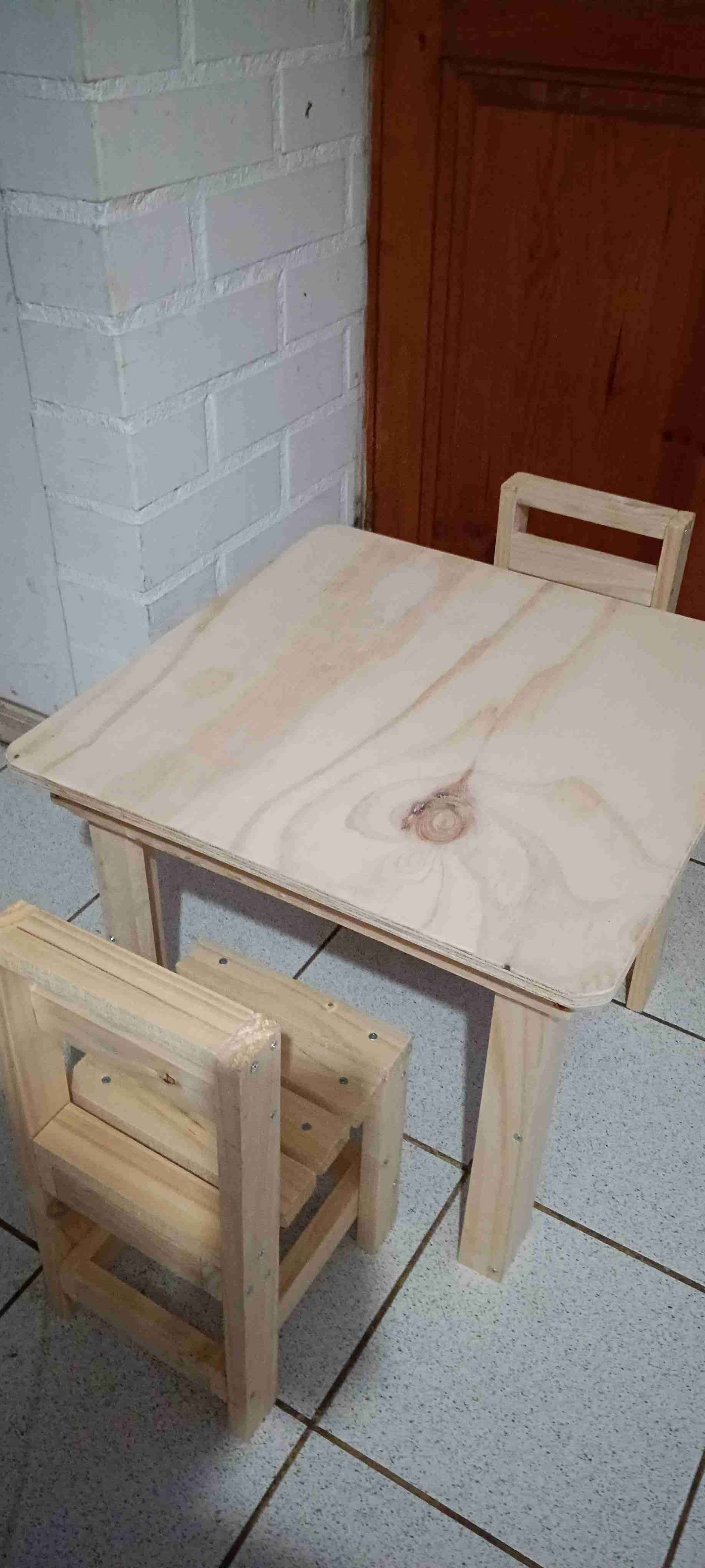 Mesa y sillas de madera para niños - miniatura 1