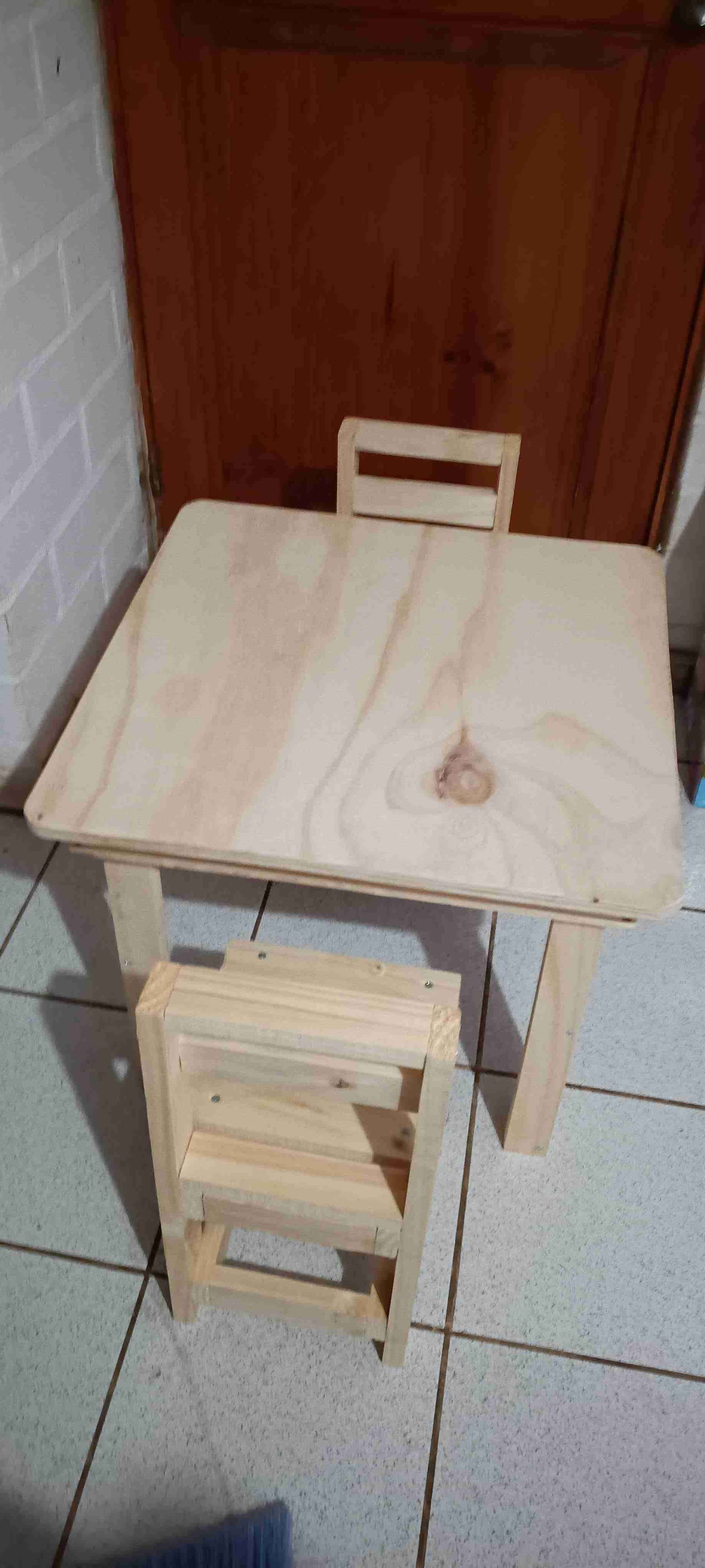Mesa y sillas de madera para niños - miniatura 2