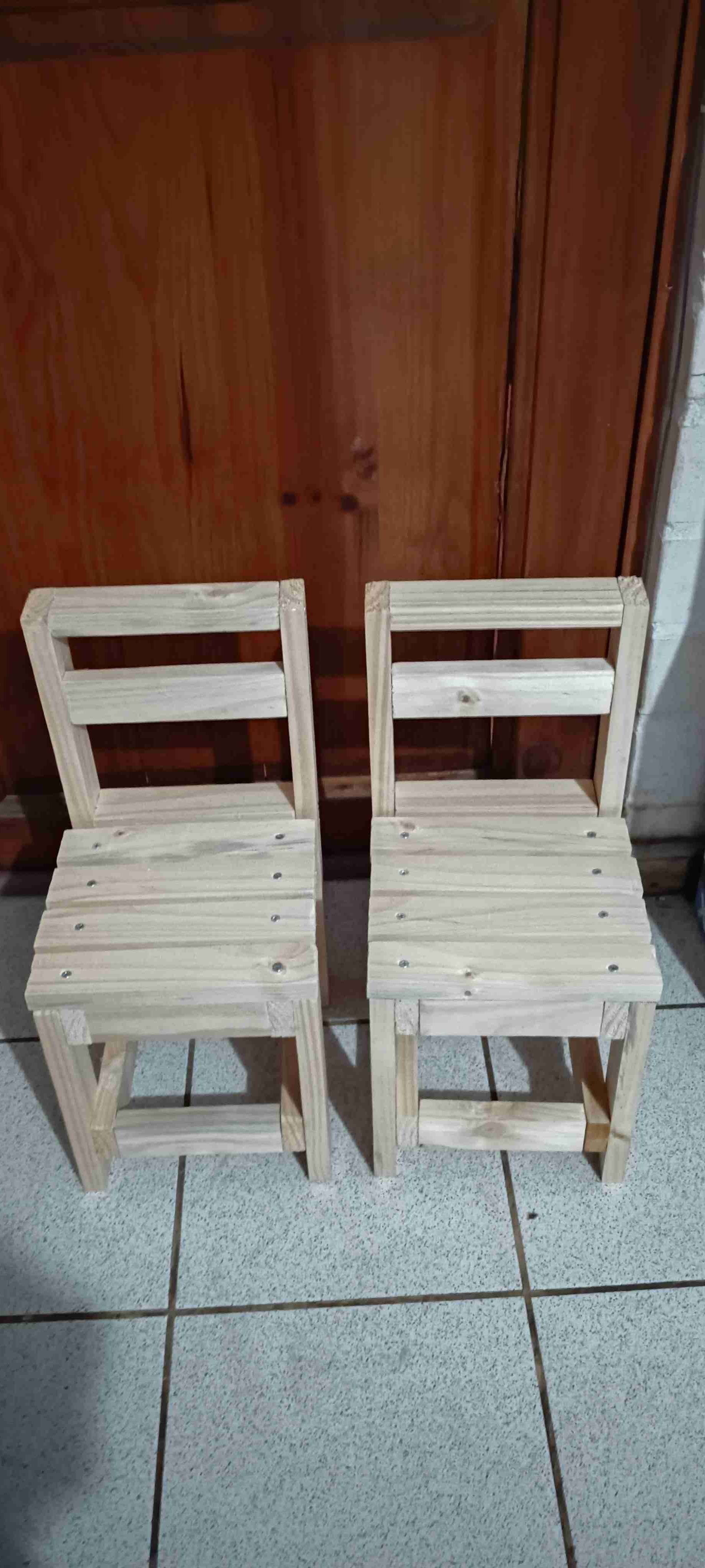 Mesa y sillas de madera para niños - miniatura 3