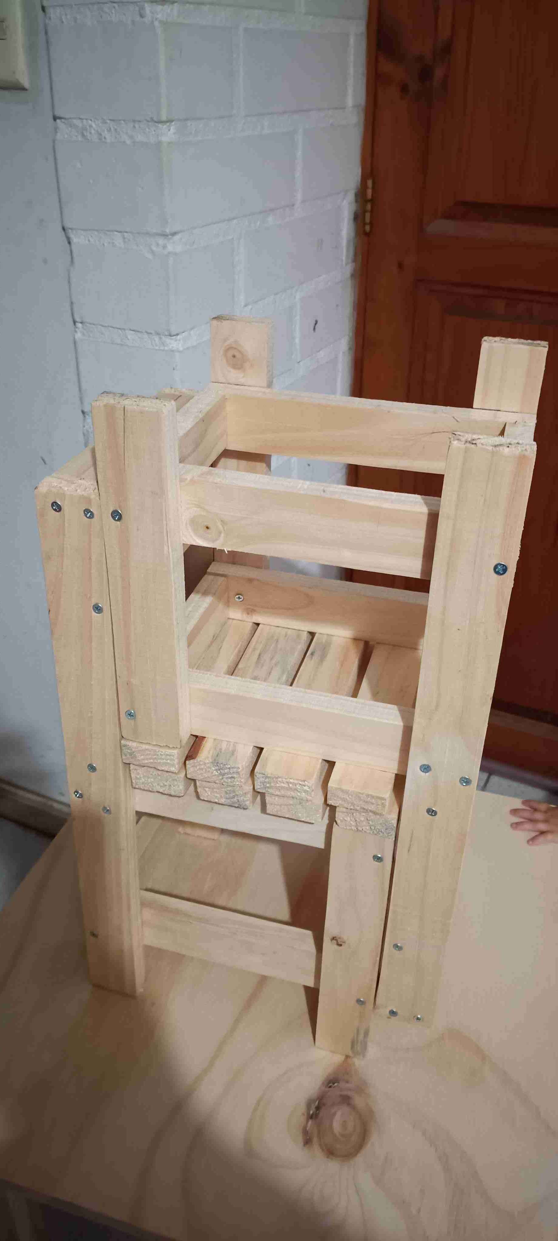 Mesa y sillas de madera para niños - miniatura 4