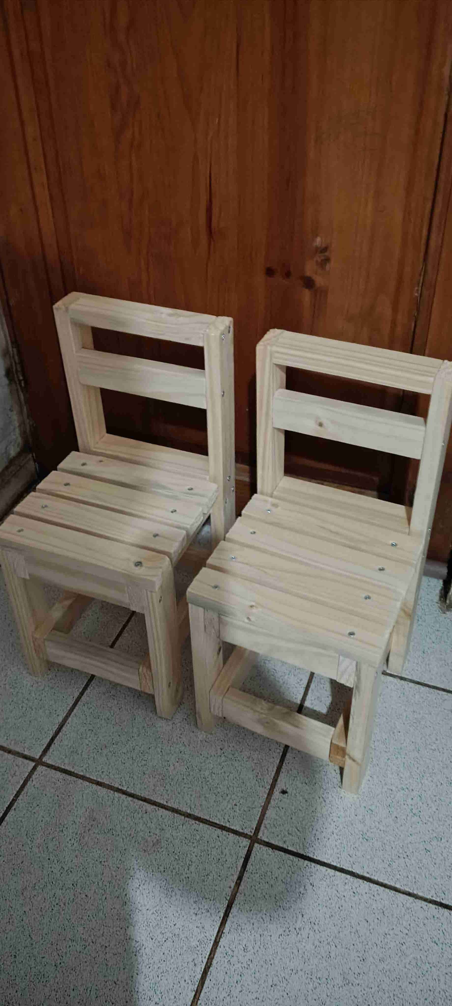Mesa y sillas de madera para niños - miniatura 5