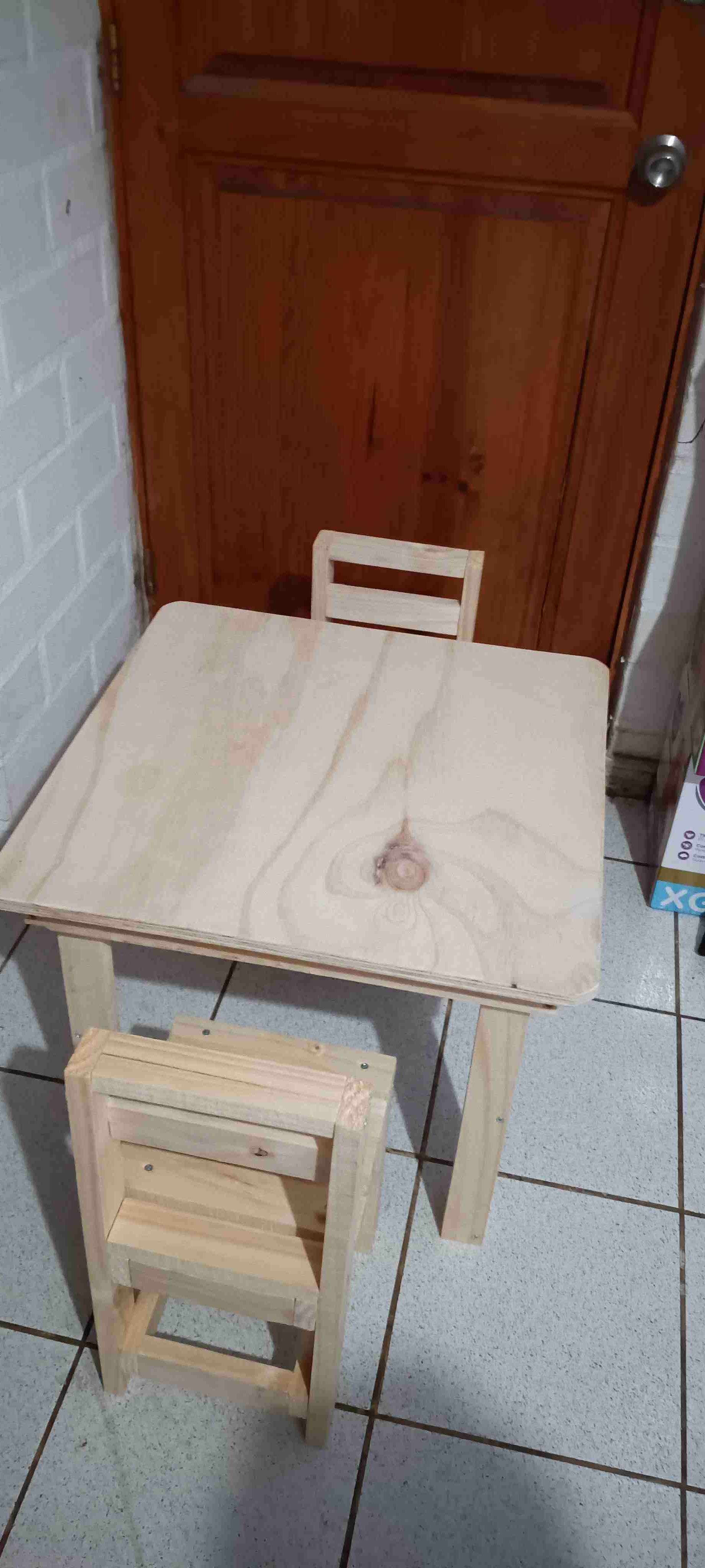 Mesa y sillas de madera para niños - miniatura 6