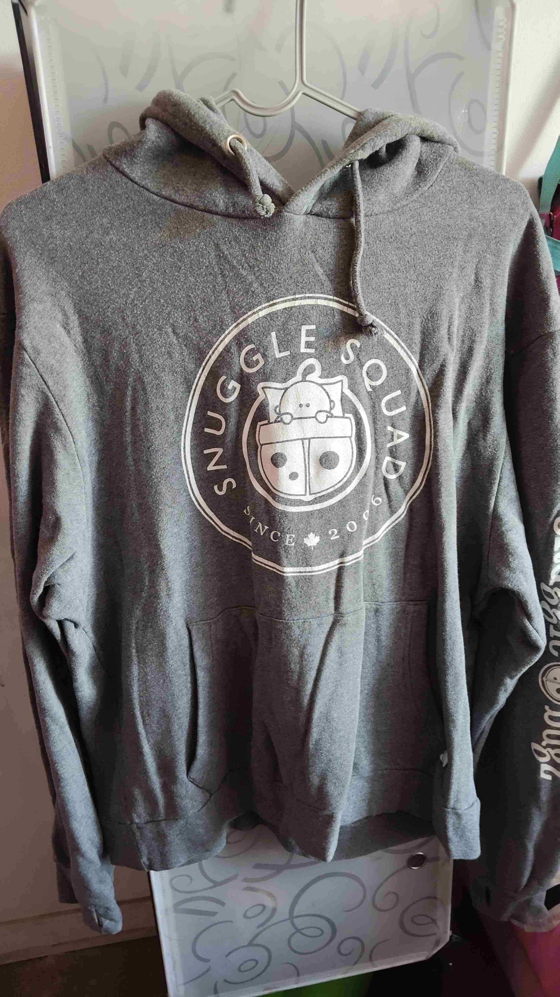 Polerón gris con capucha Snuggle Squad - 1