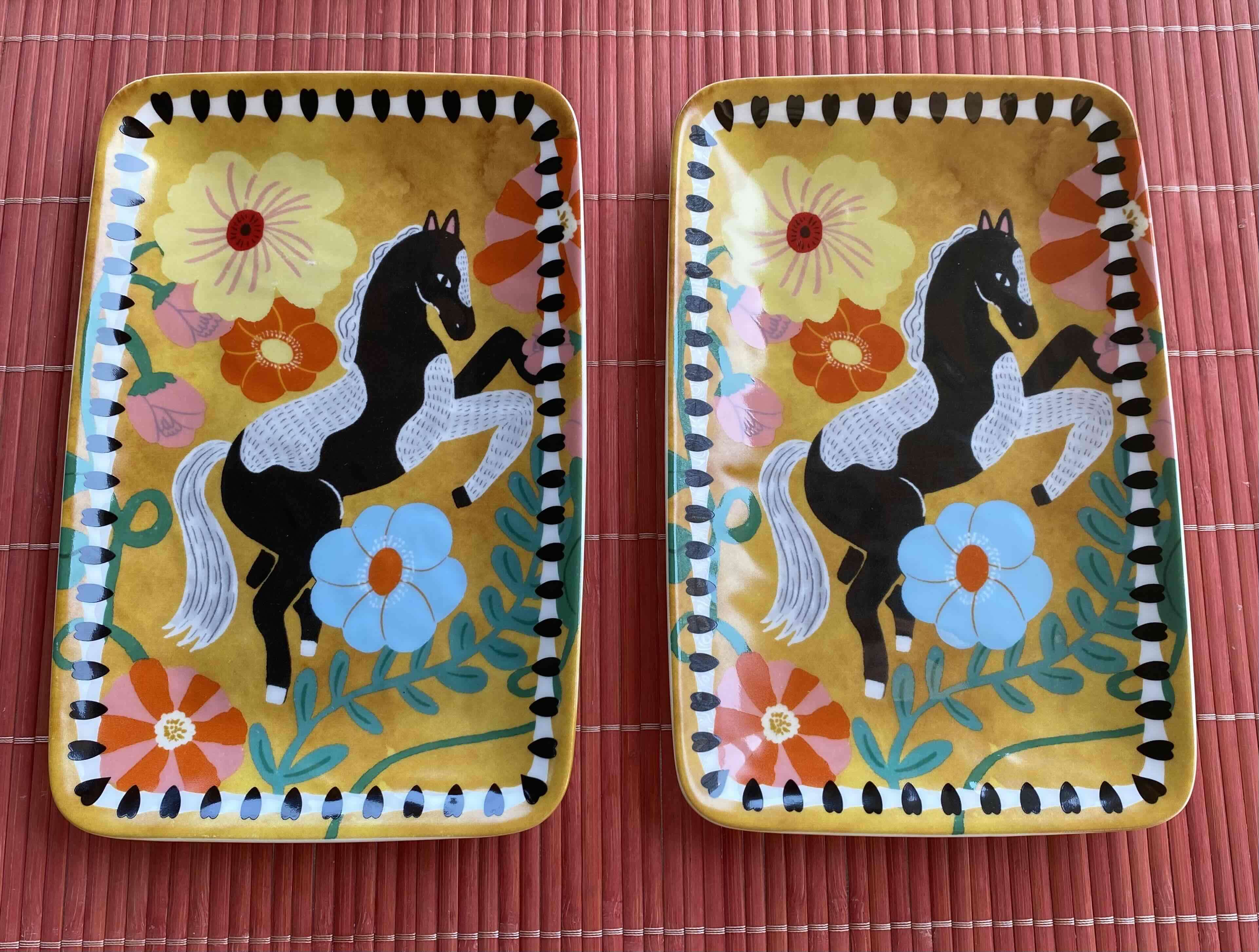 Platos rectangulares con diseño de caballo - 1