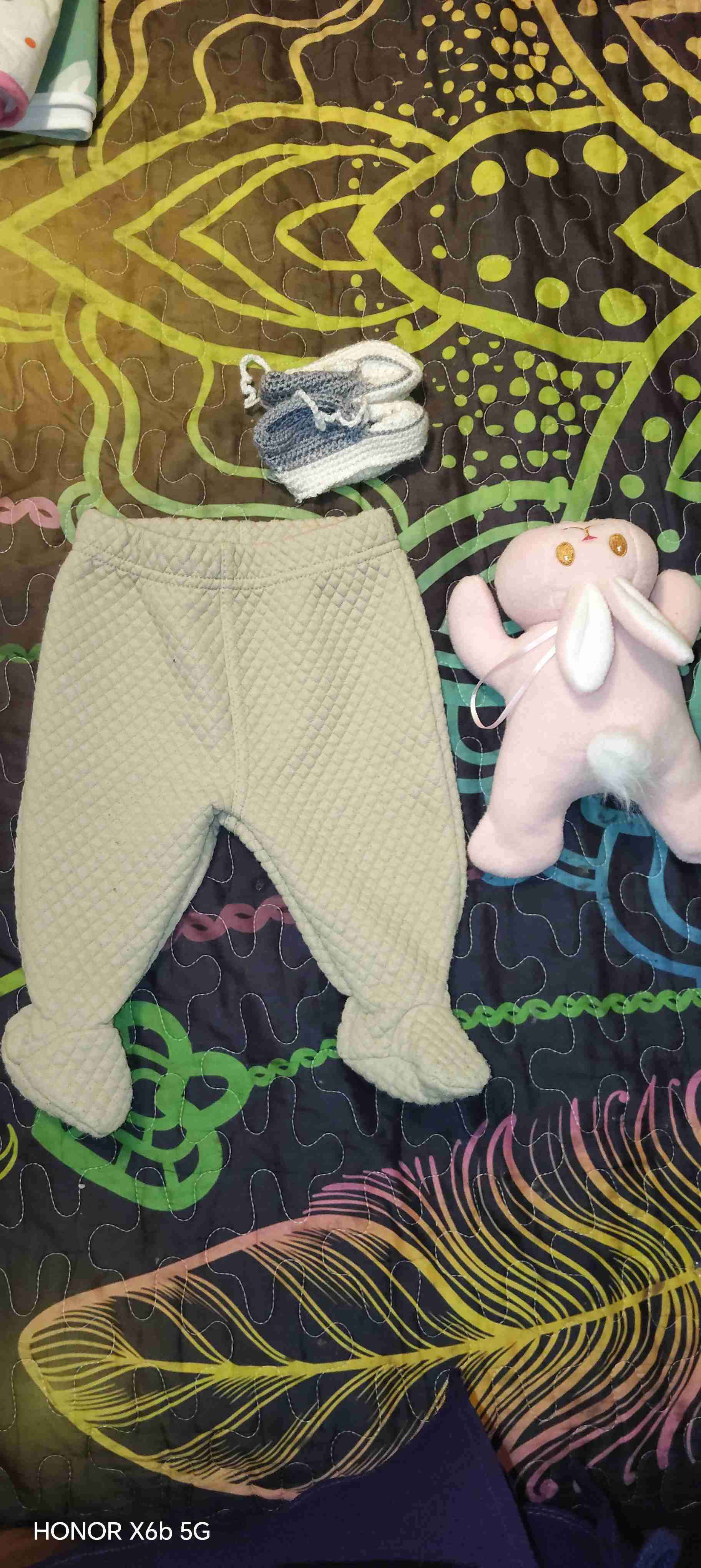 Pantalón bebé color crema y mantenedor de mamadera