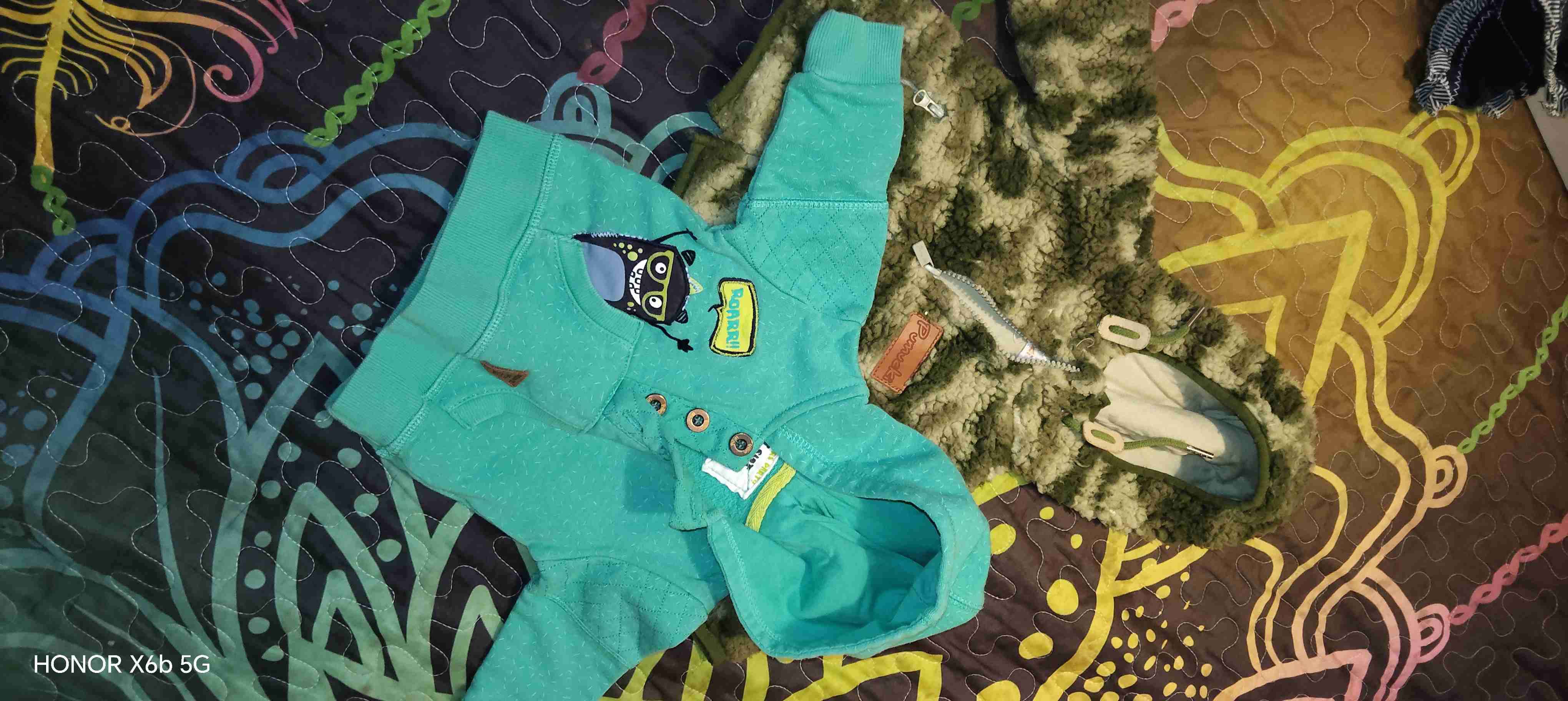 Polerónes de niño con capucha