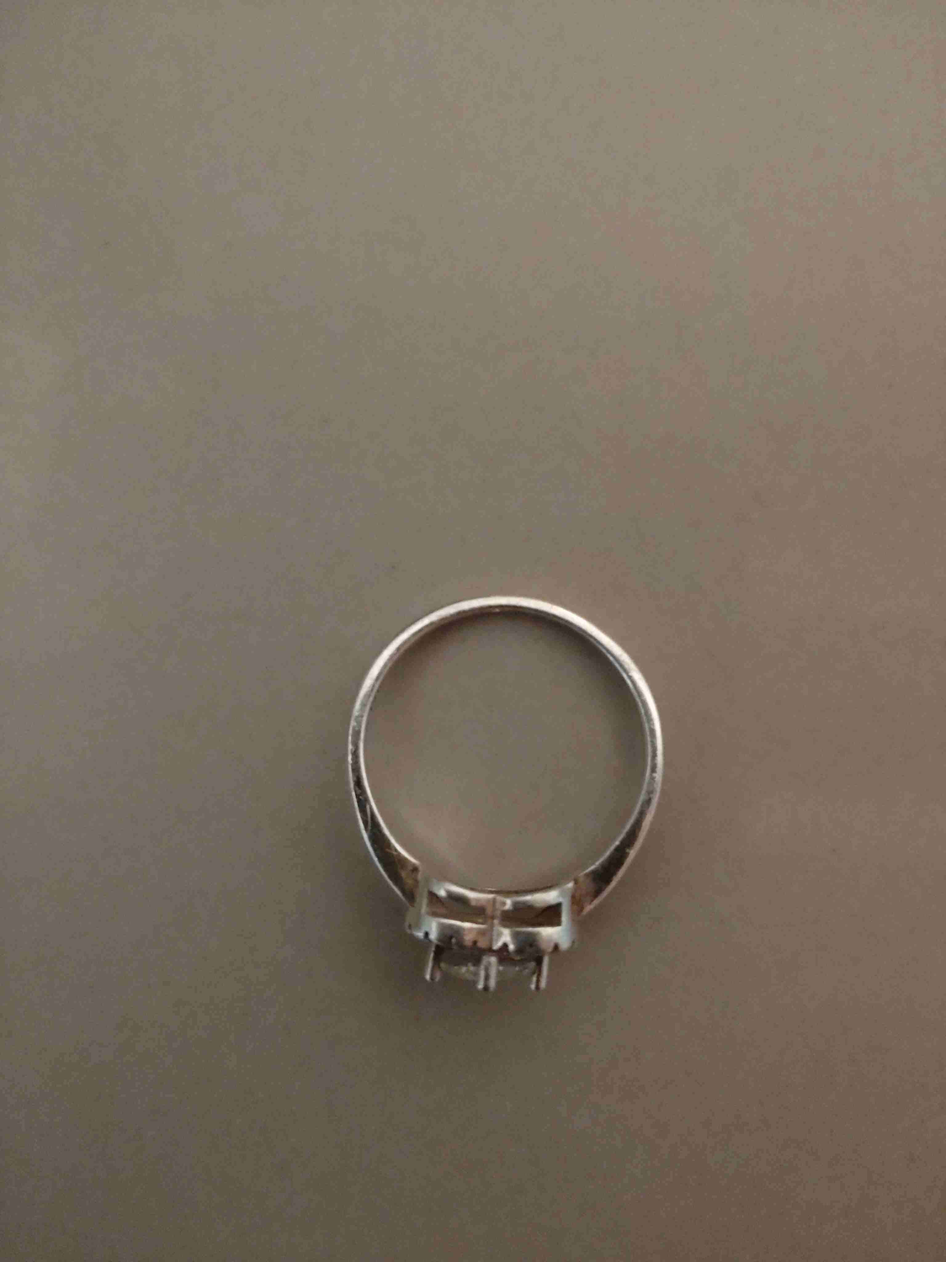 Anillo de plata con piedra brillante - miniatura 2