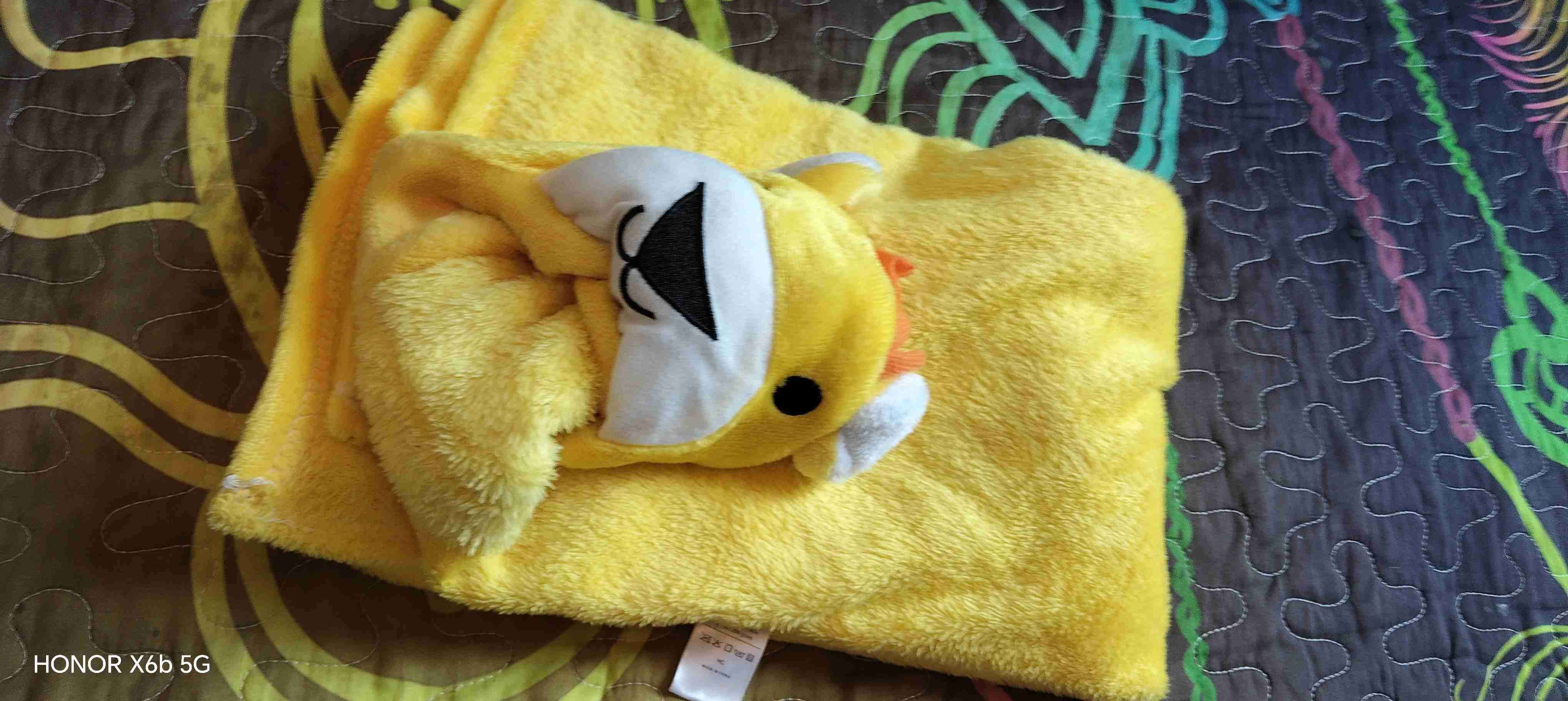 Manta infantil amarilla con capucha