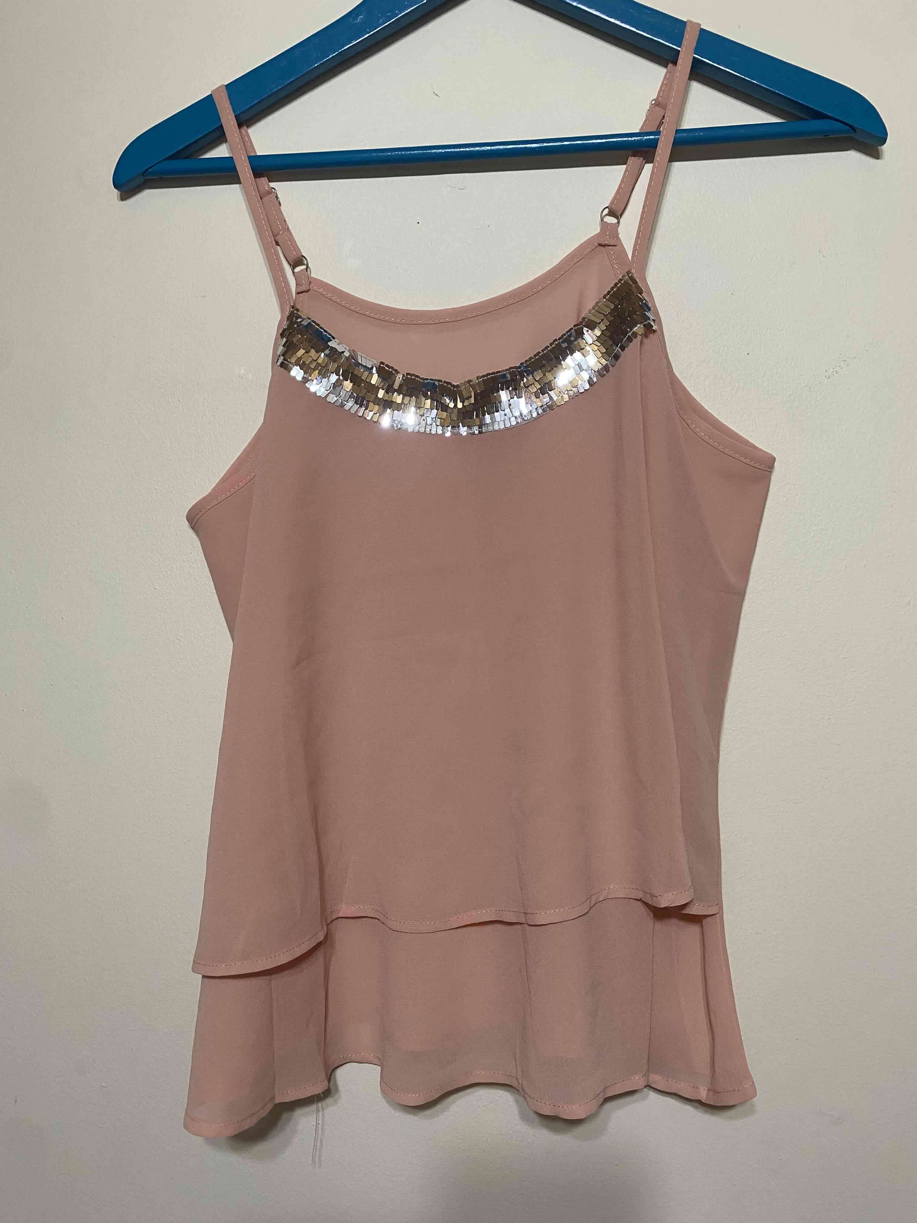 Blusa rosada con lentejuelas