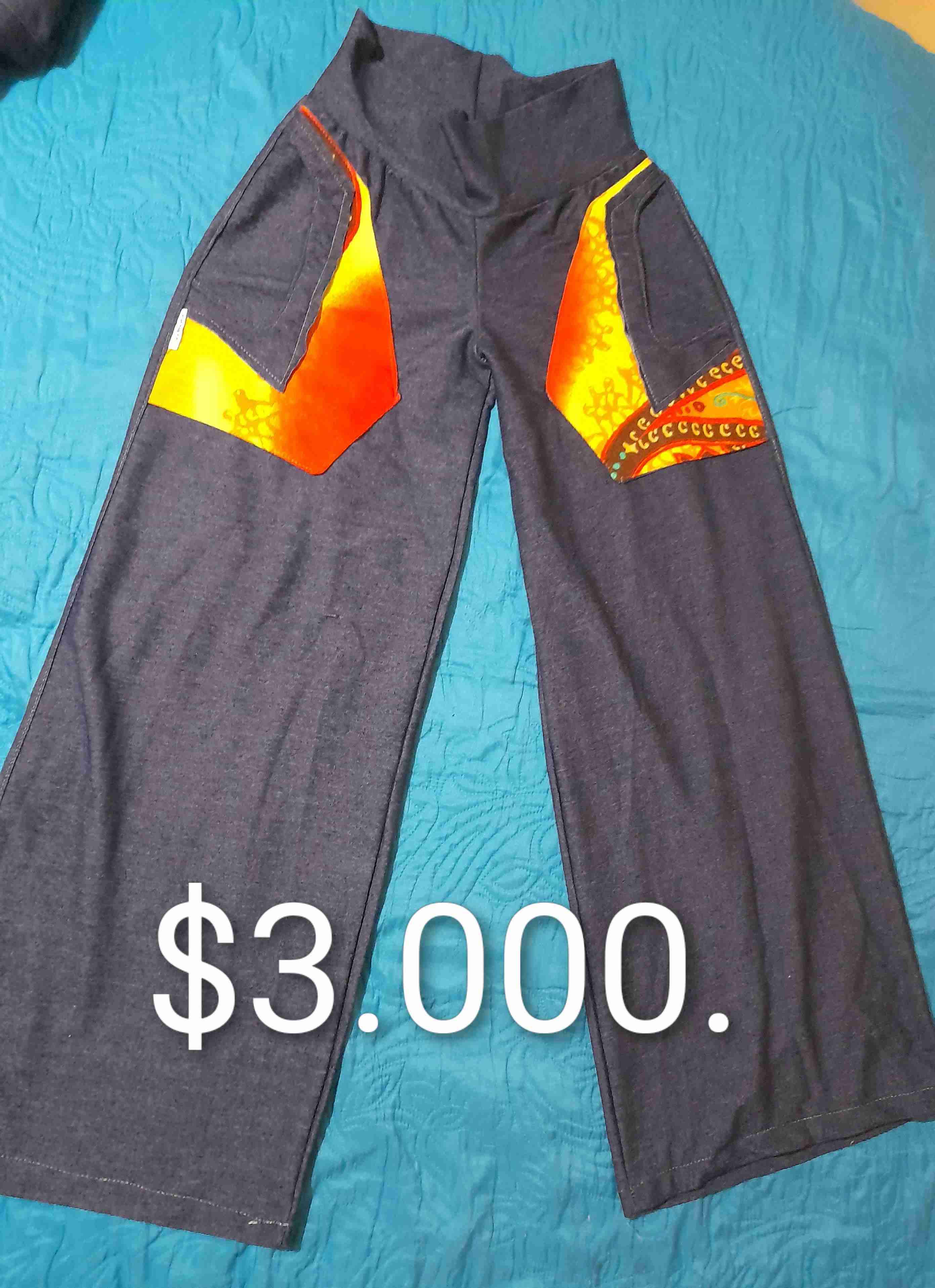 Pantalón ancho con detalles naranjas y otros diseñ - miniatura 1