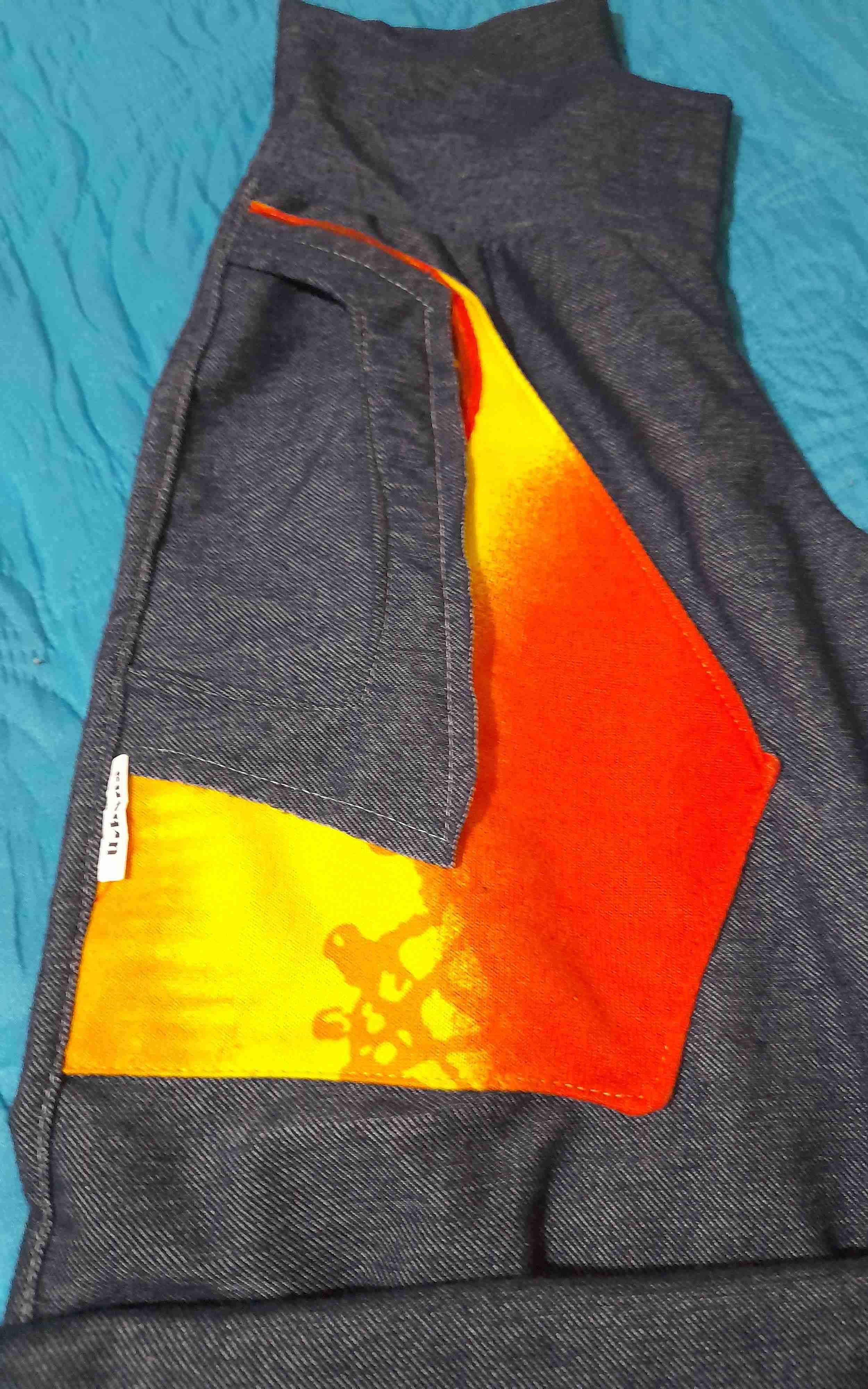 Pantalón ancho con detalles naranjas y otros diseñ - miniatura 2