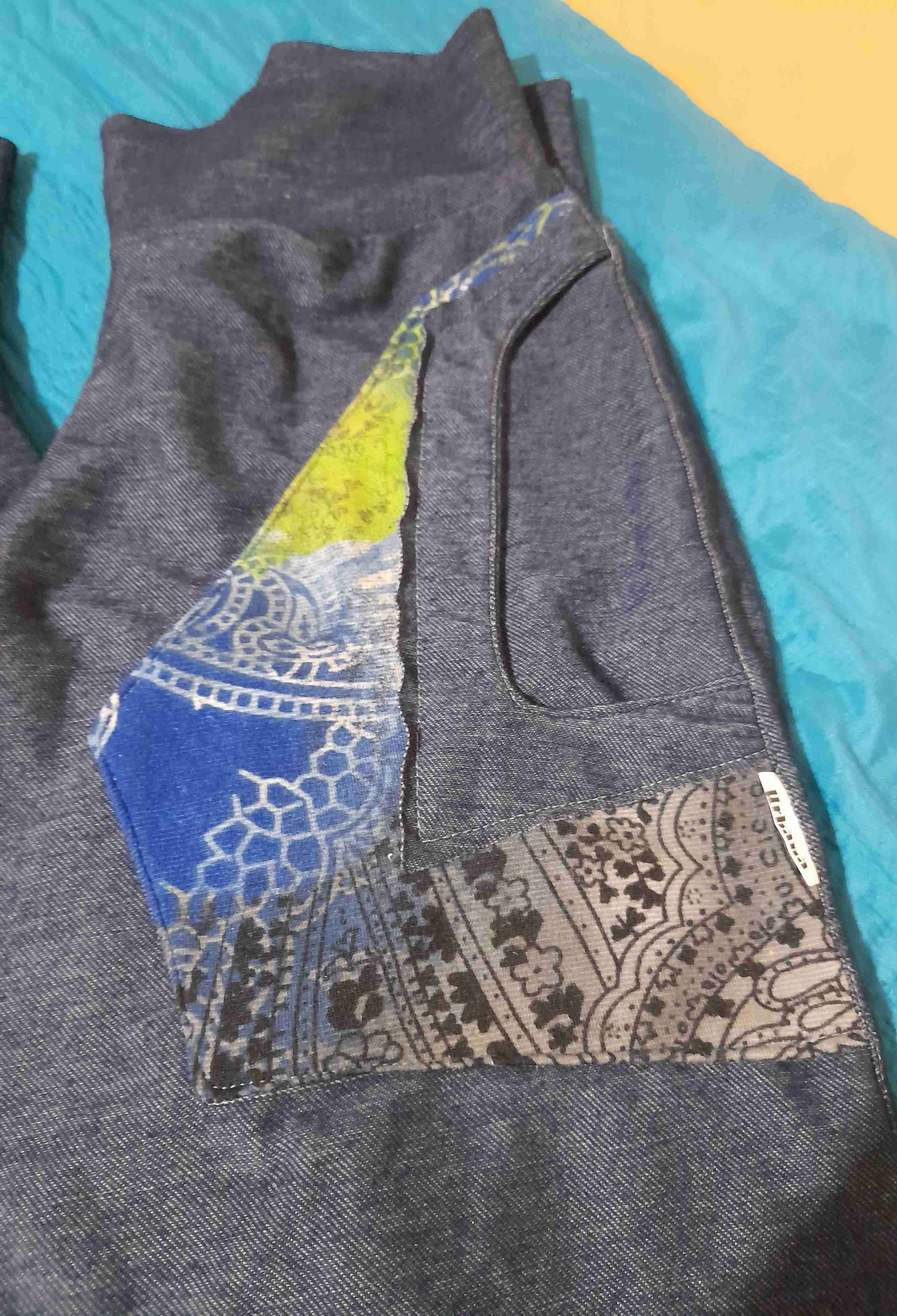 Pantalón ancho con detalles naranjas y otros diseñ - miniatura 3