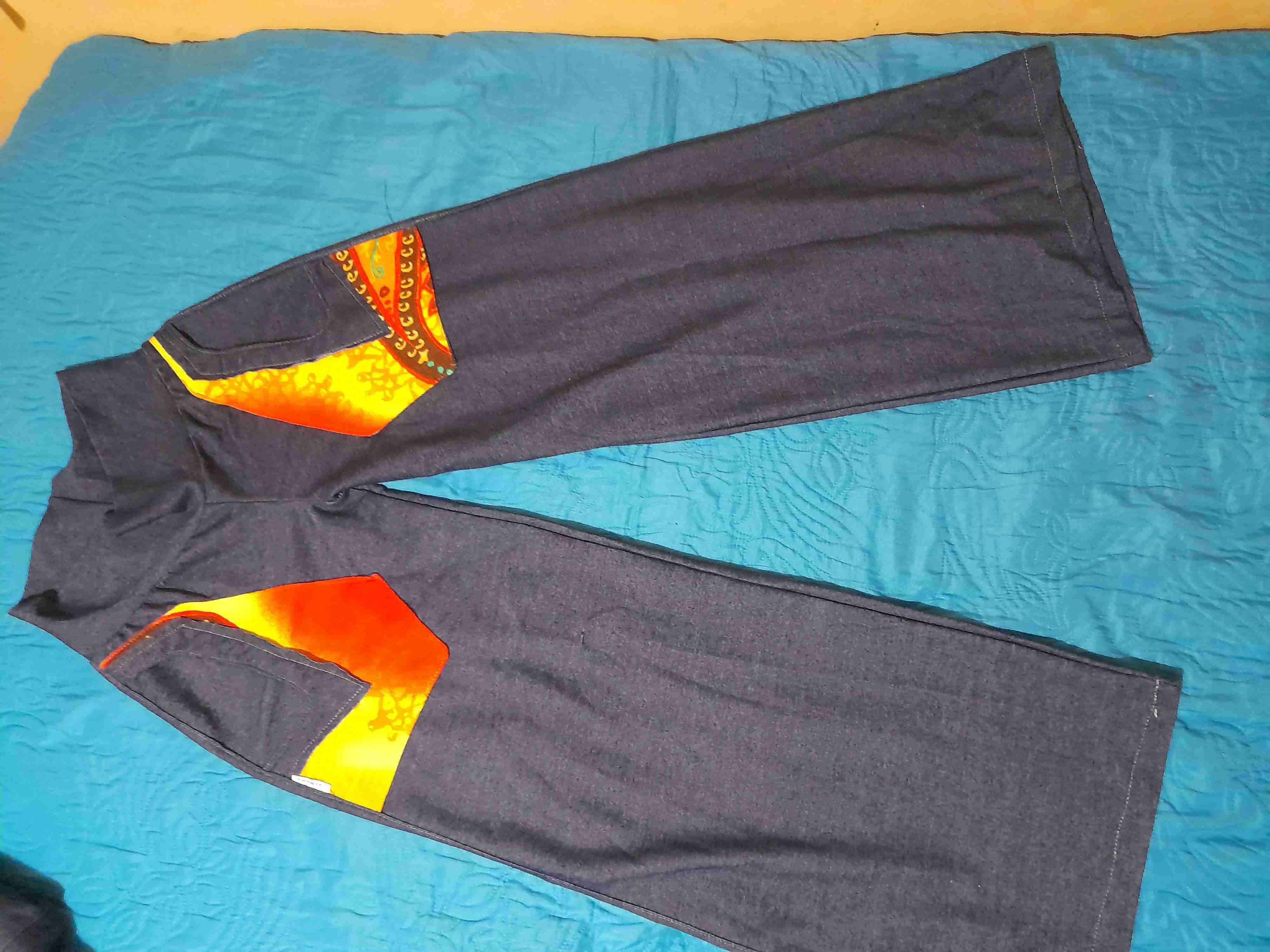 Pantalón ancho con detalles naranjas y otros diseñ - miniatura 4