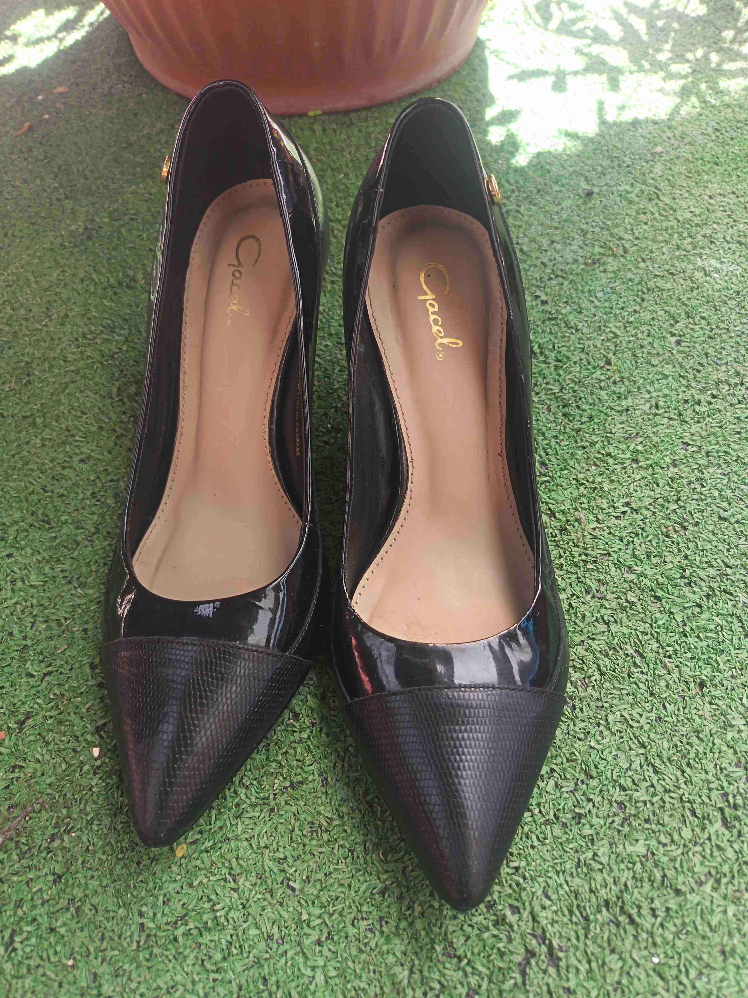 Tacones negros de charol Gacel - 1