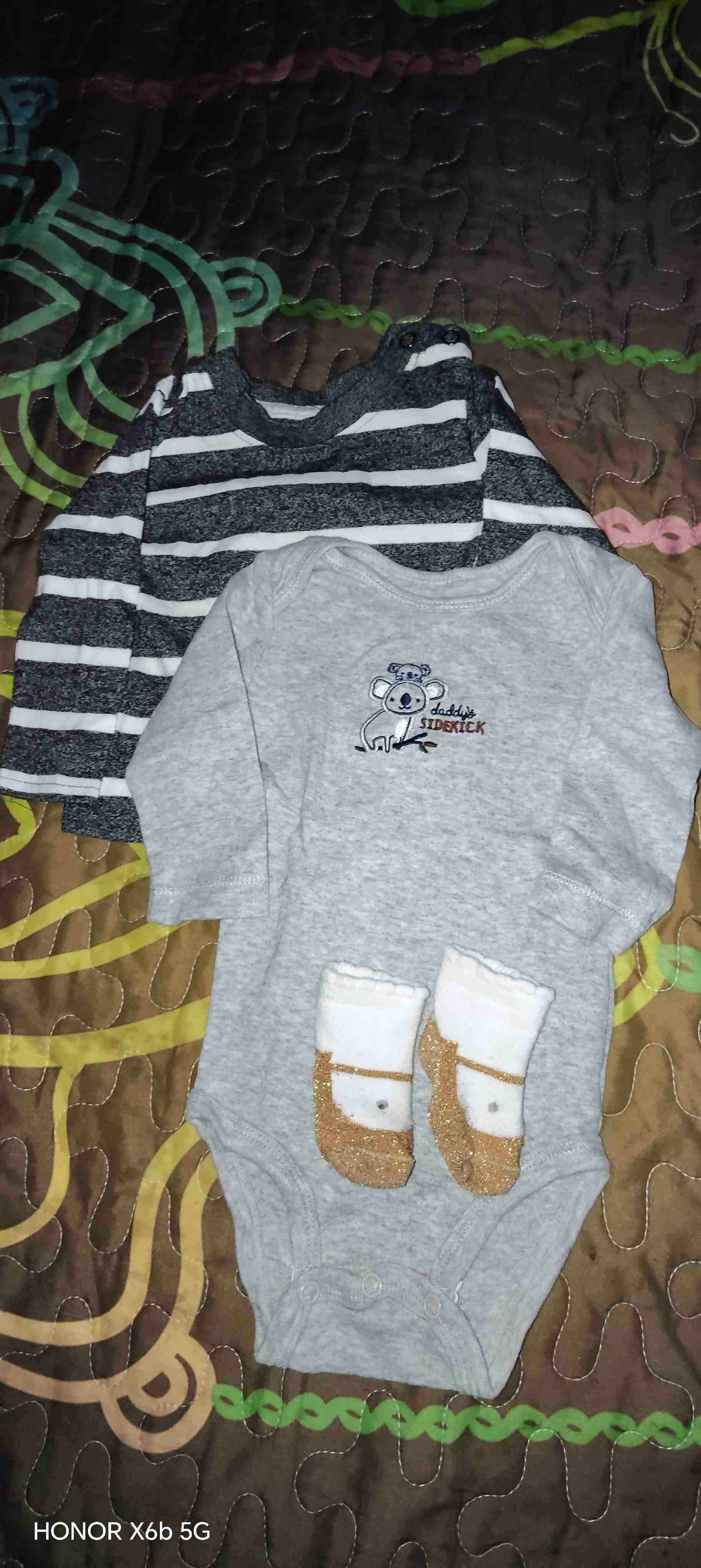 Ropa de bebé rayada y gris