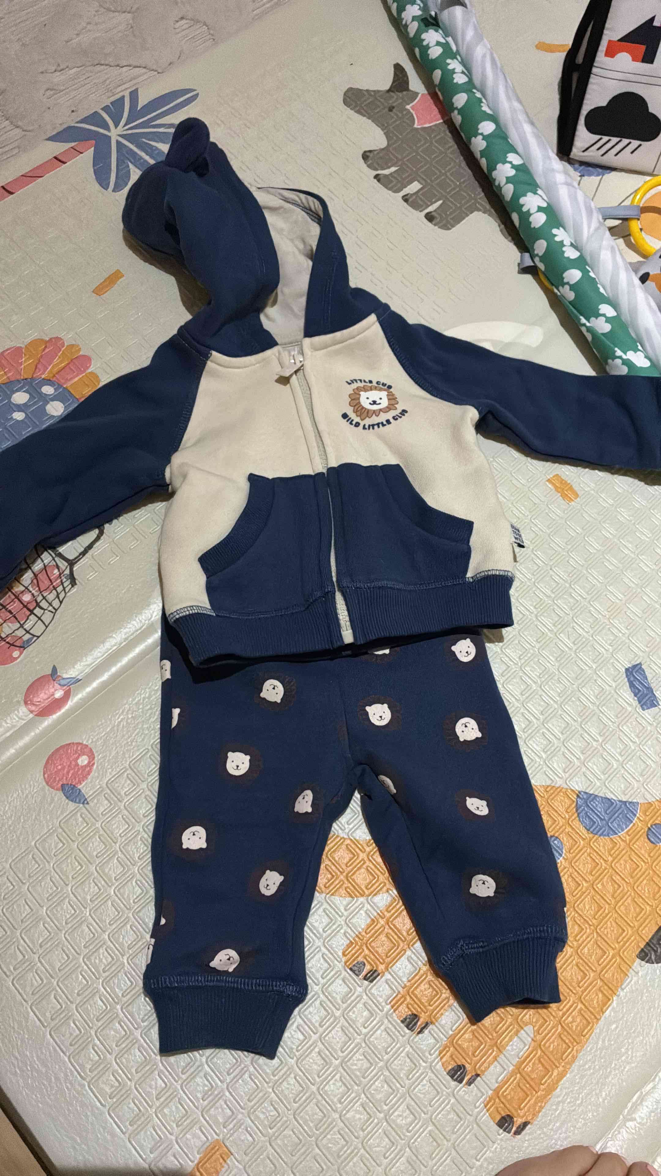 Conjunto infantil azul con leones