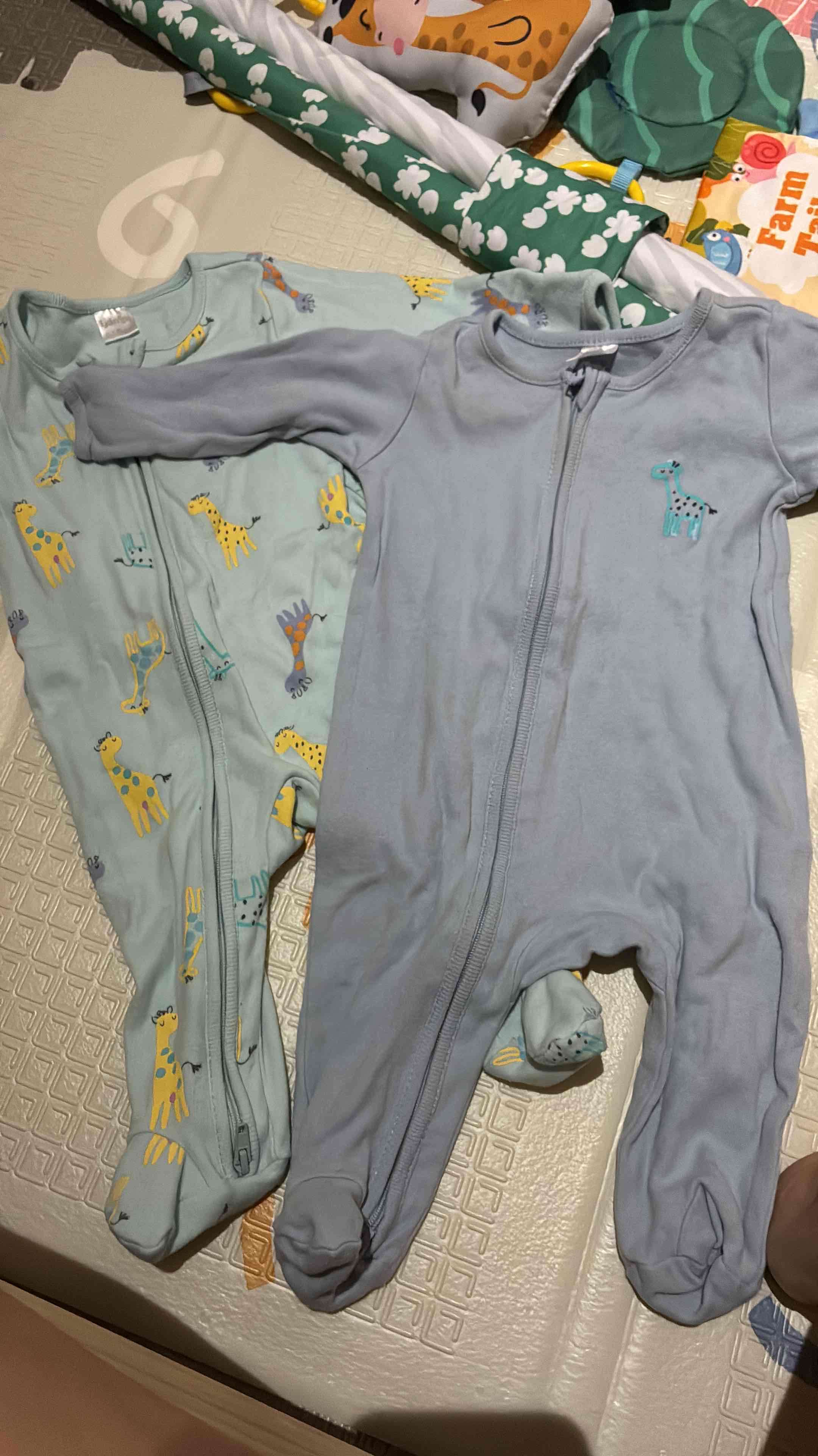 Pijamas de bebé con diseño de jirafas