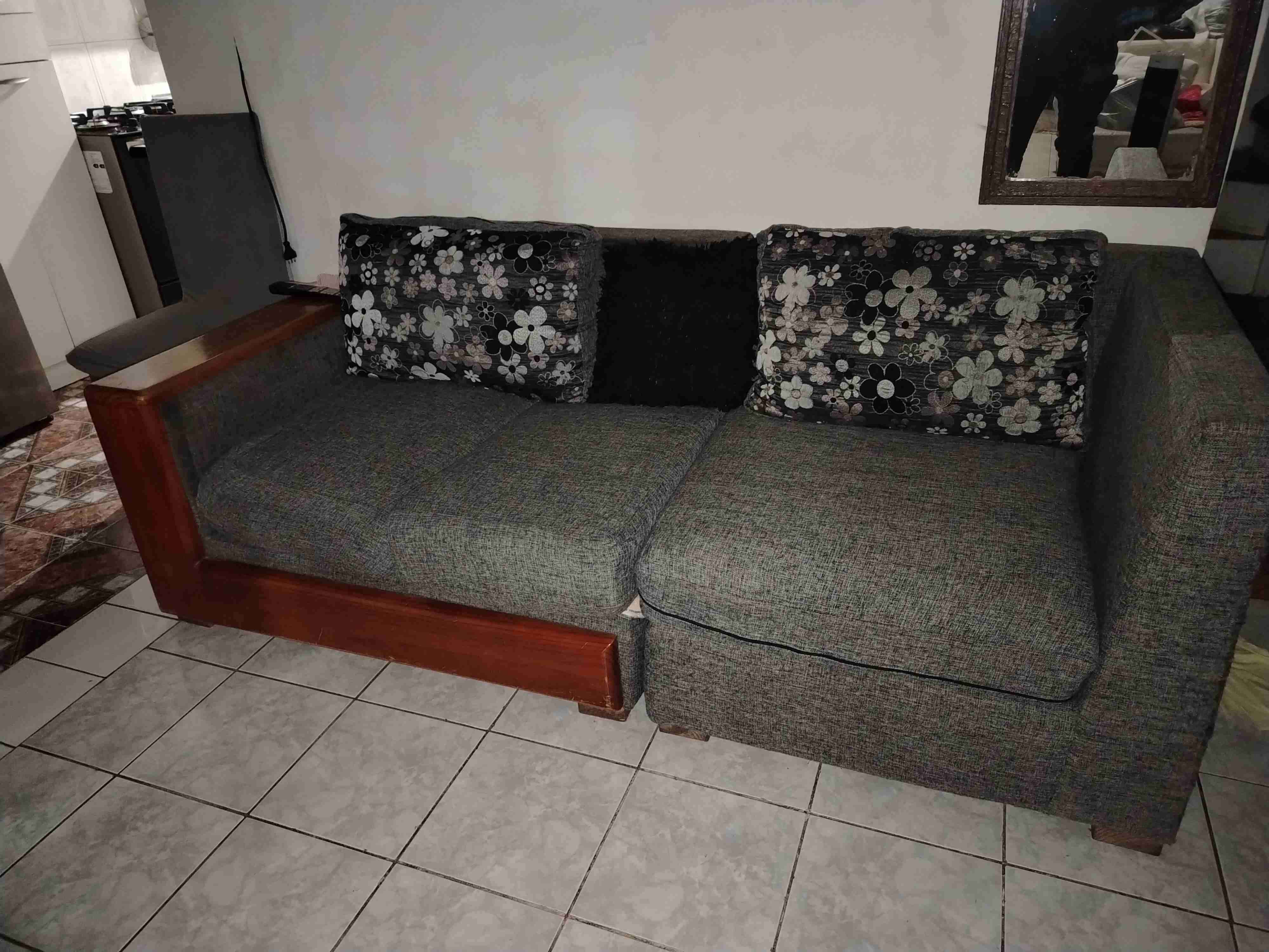 Sofá esquinero de tela gris - 1