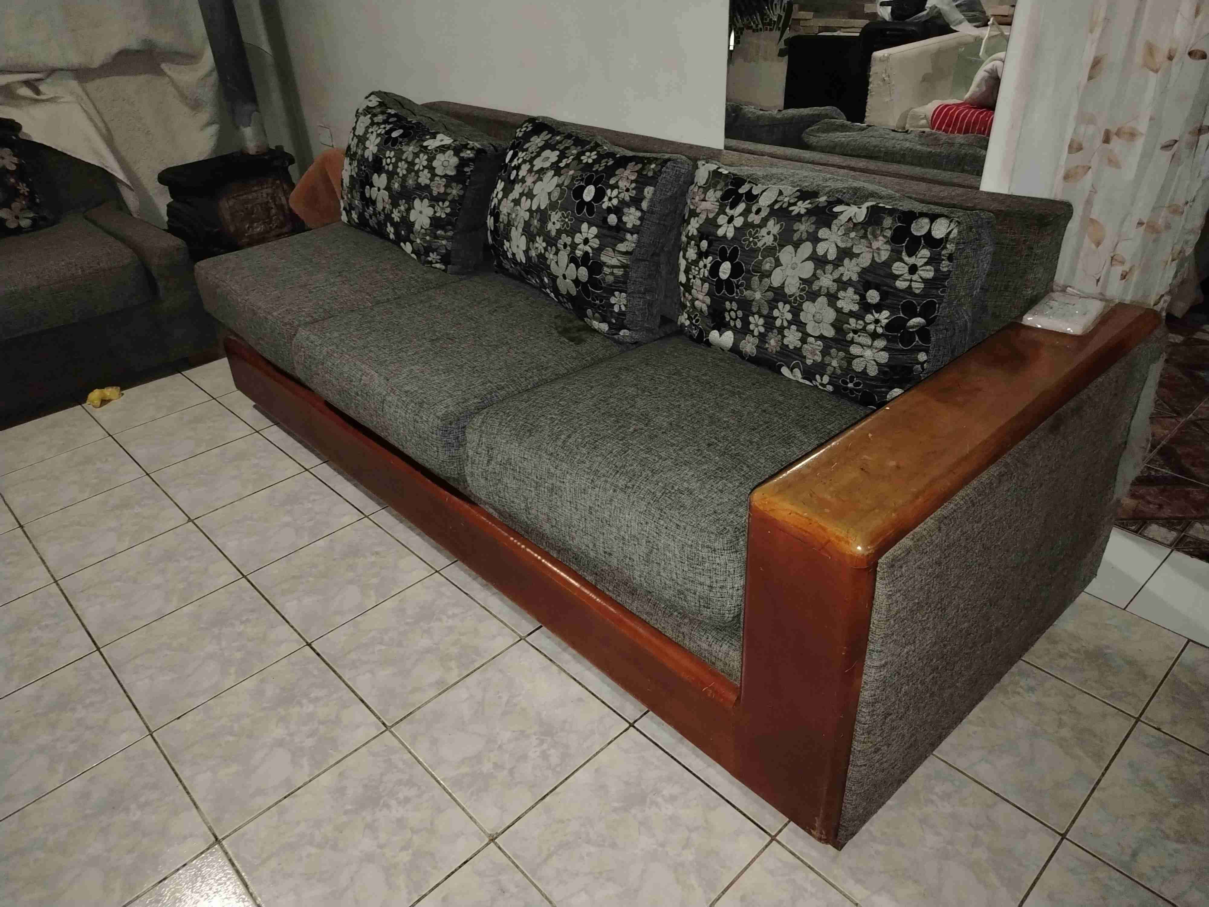 Sofá esquinero de tela gris - 2