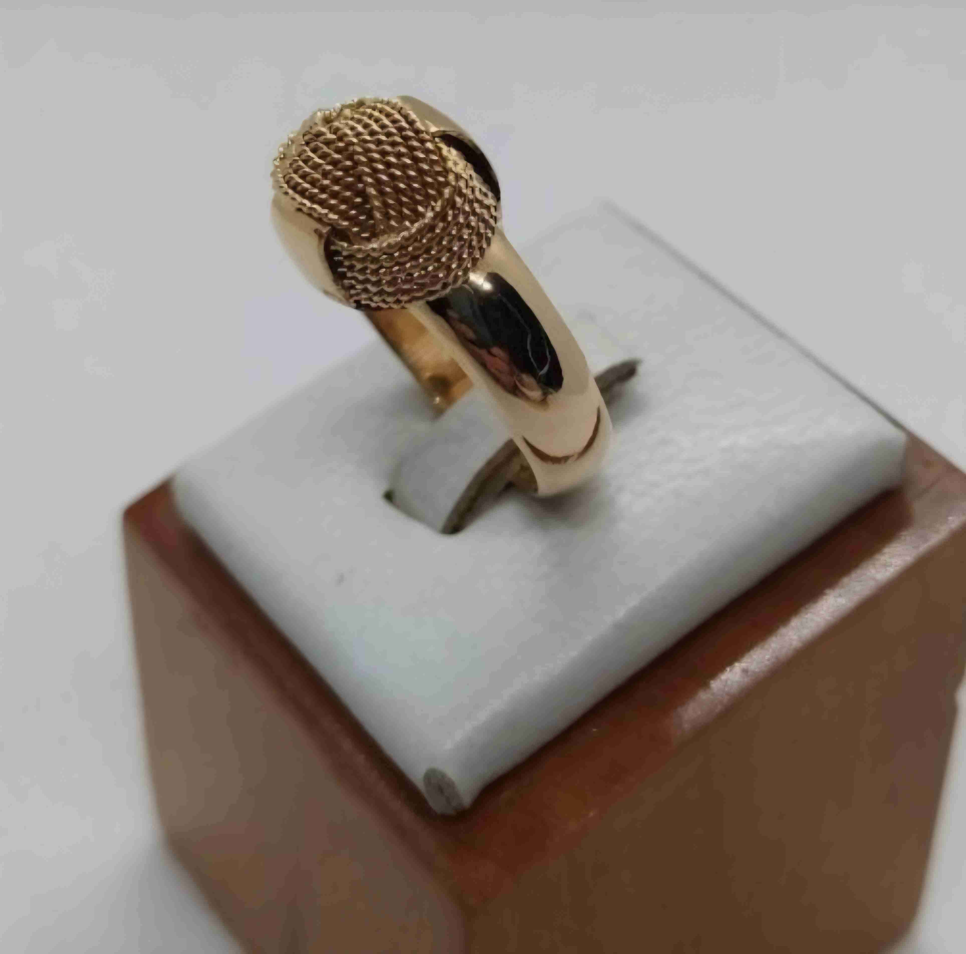 Anillo dorado con diseño trenzado