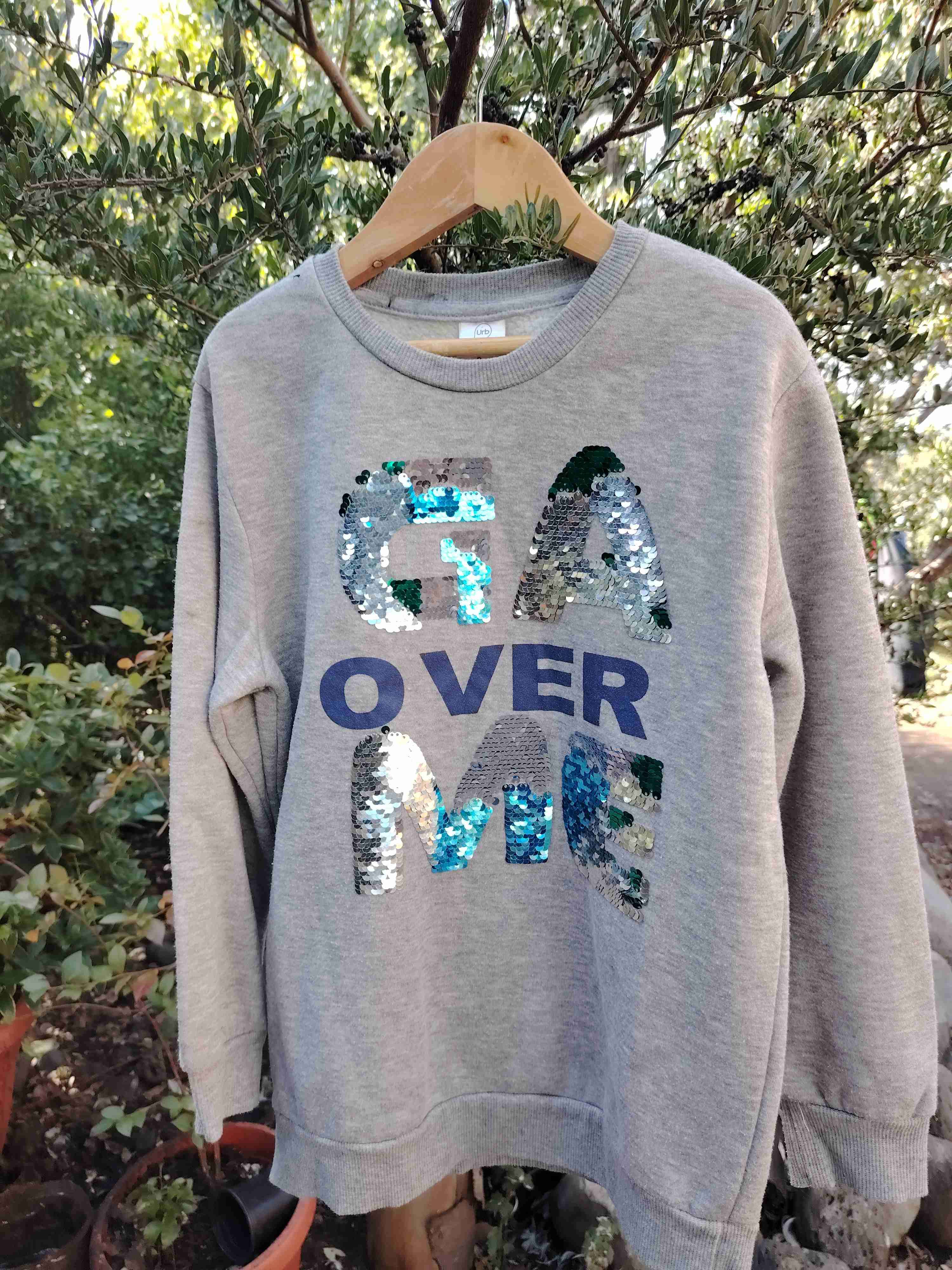 Polerón gris con lentejuelas