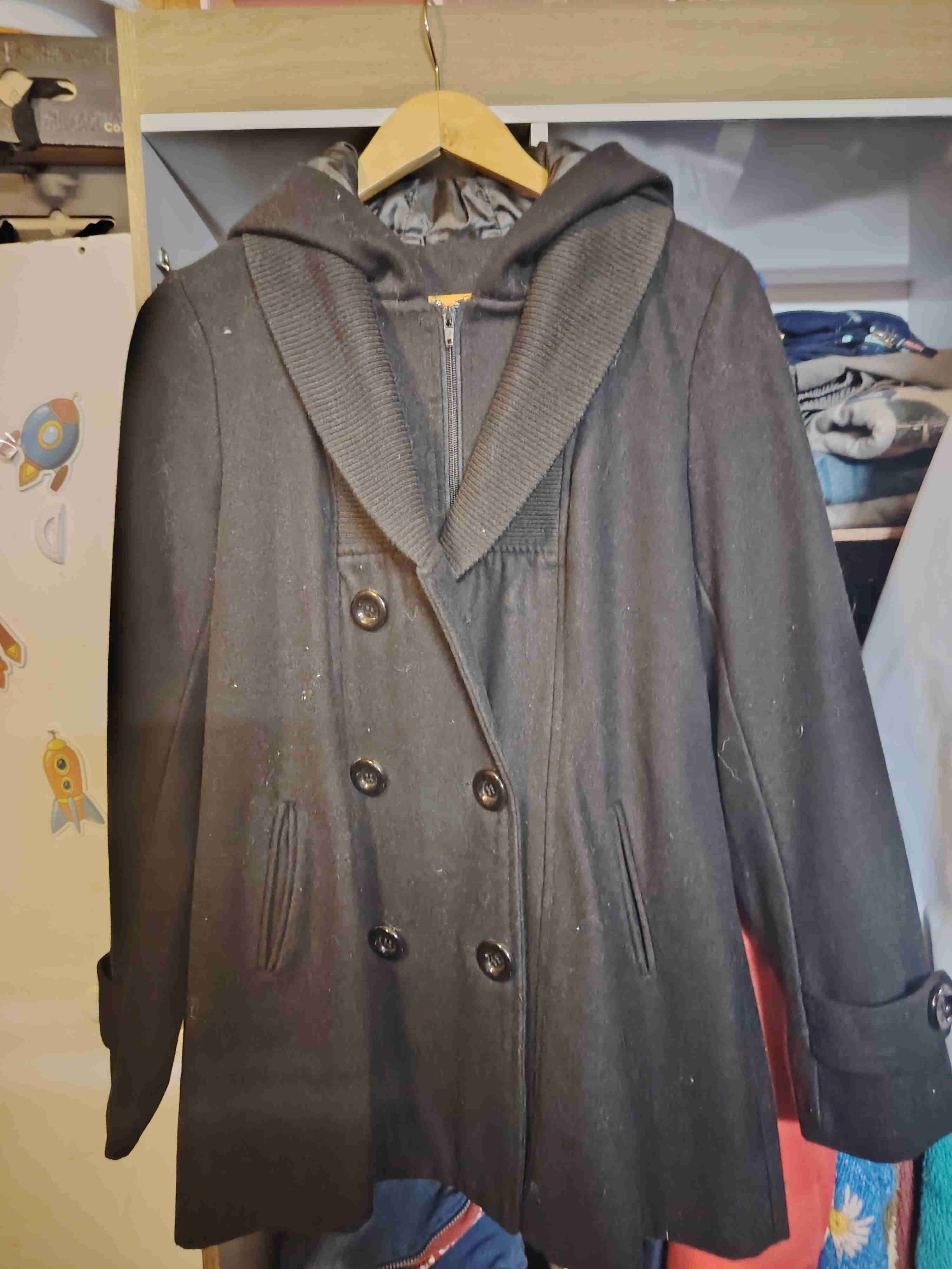 Abrigo negro con capucha