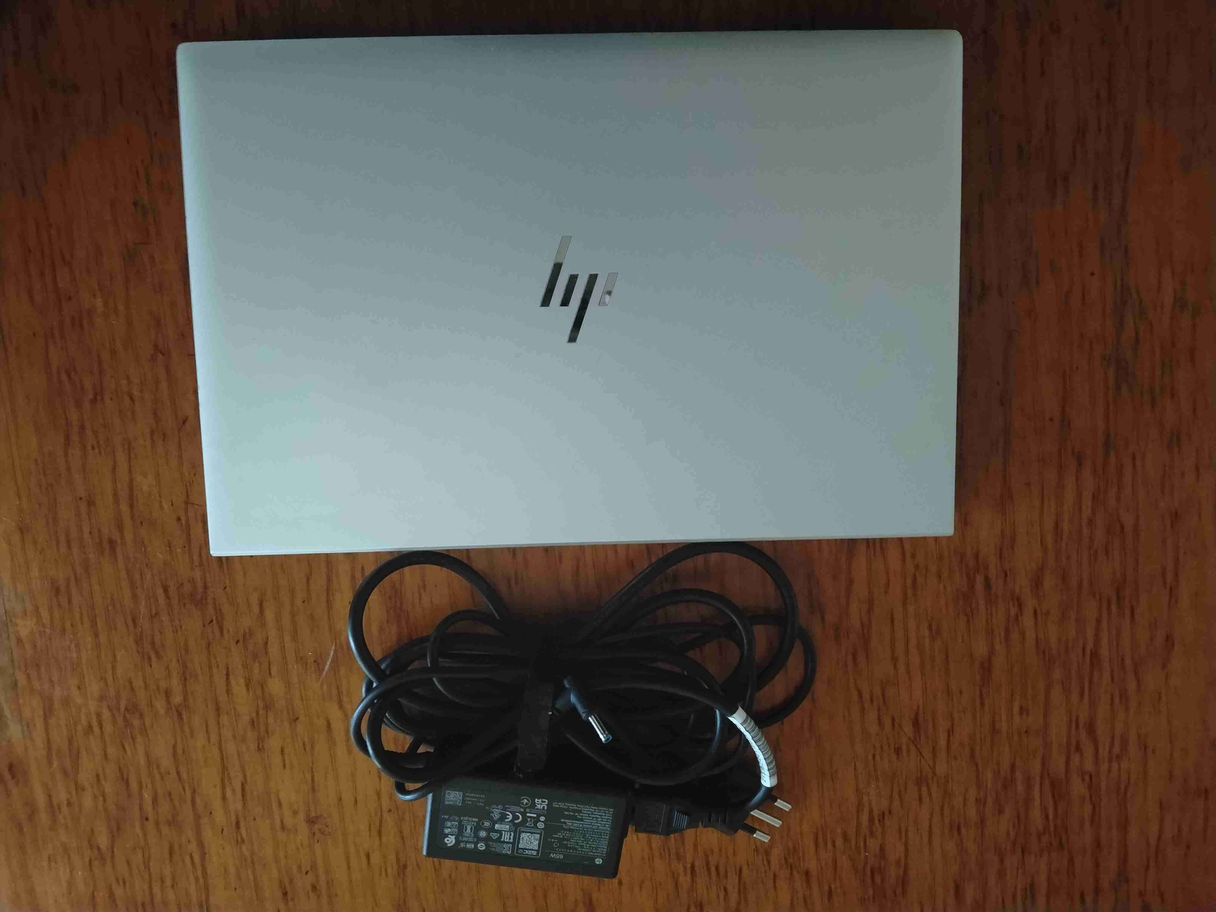 Laptop HP con cargador - 1