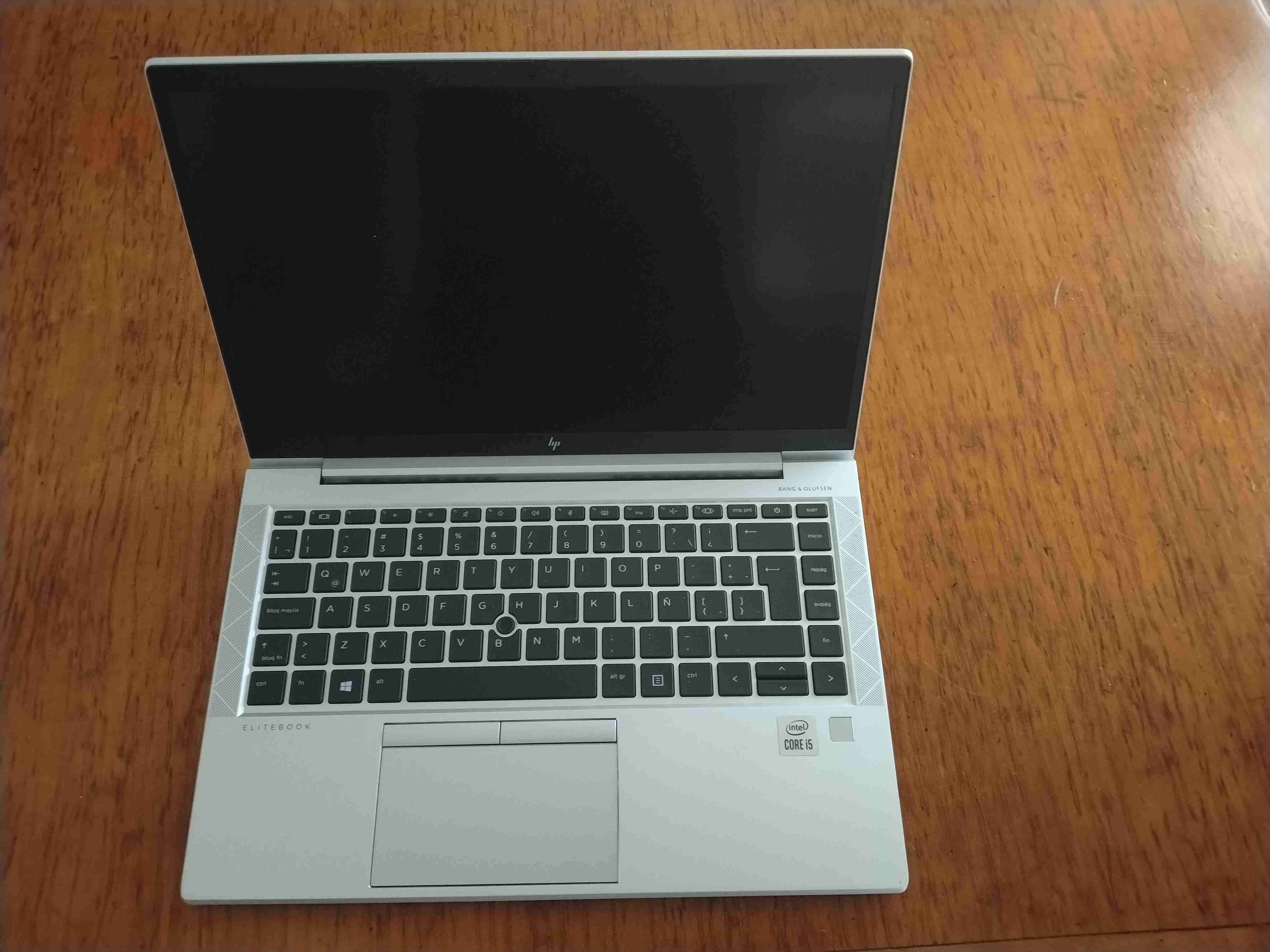 Laptop HP con cargador - 2