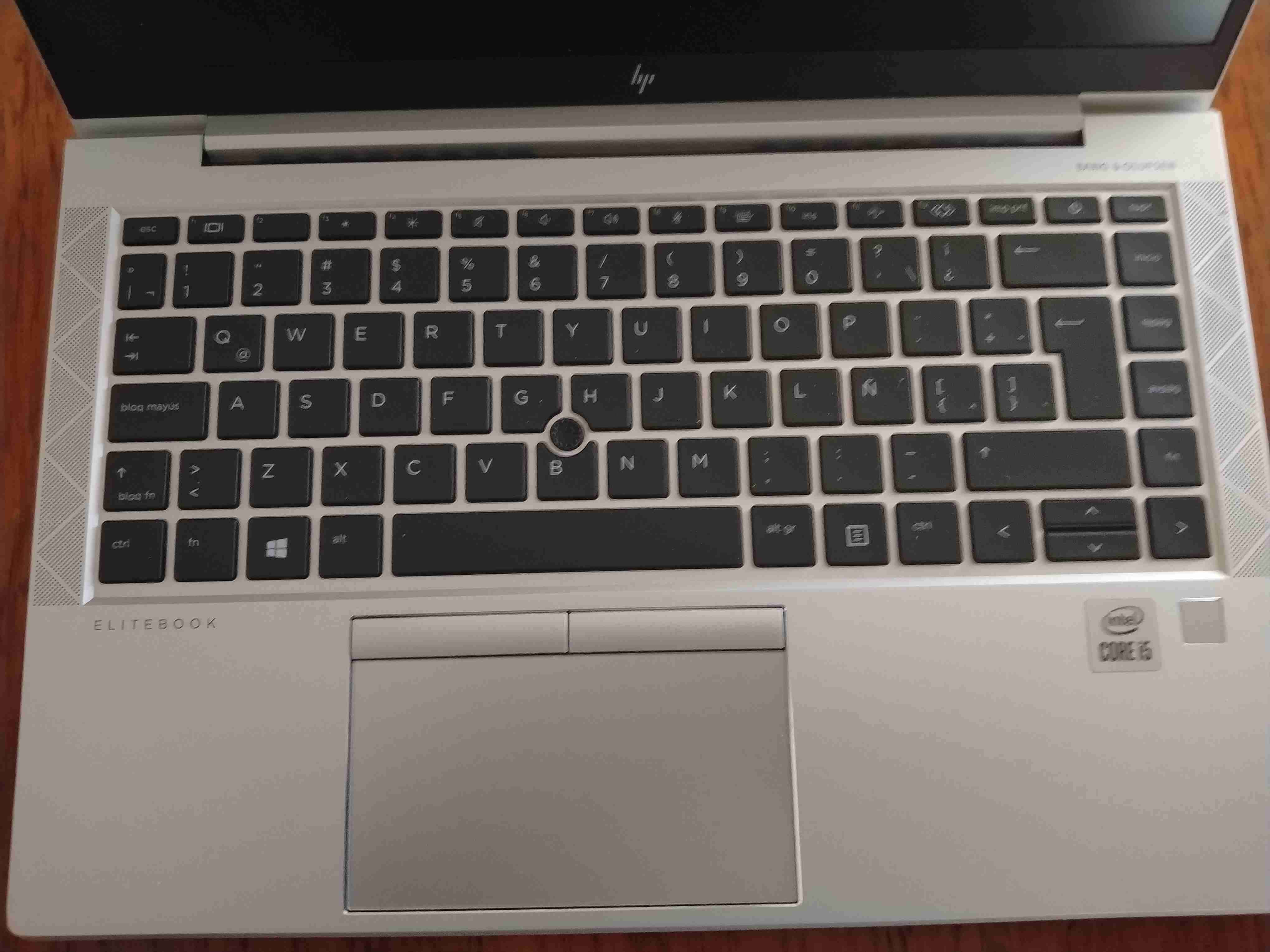 Laptop HP con cargador - 3