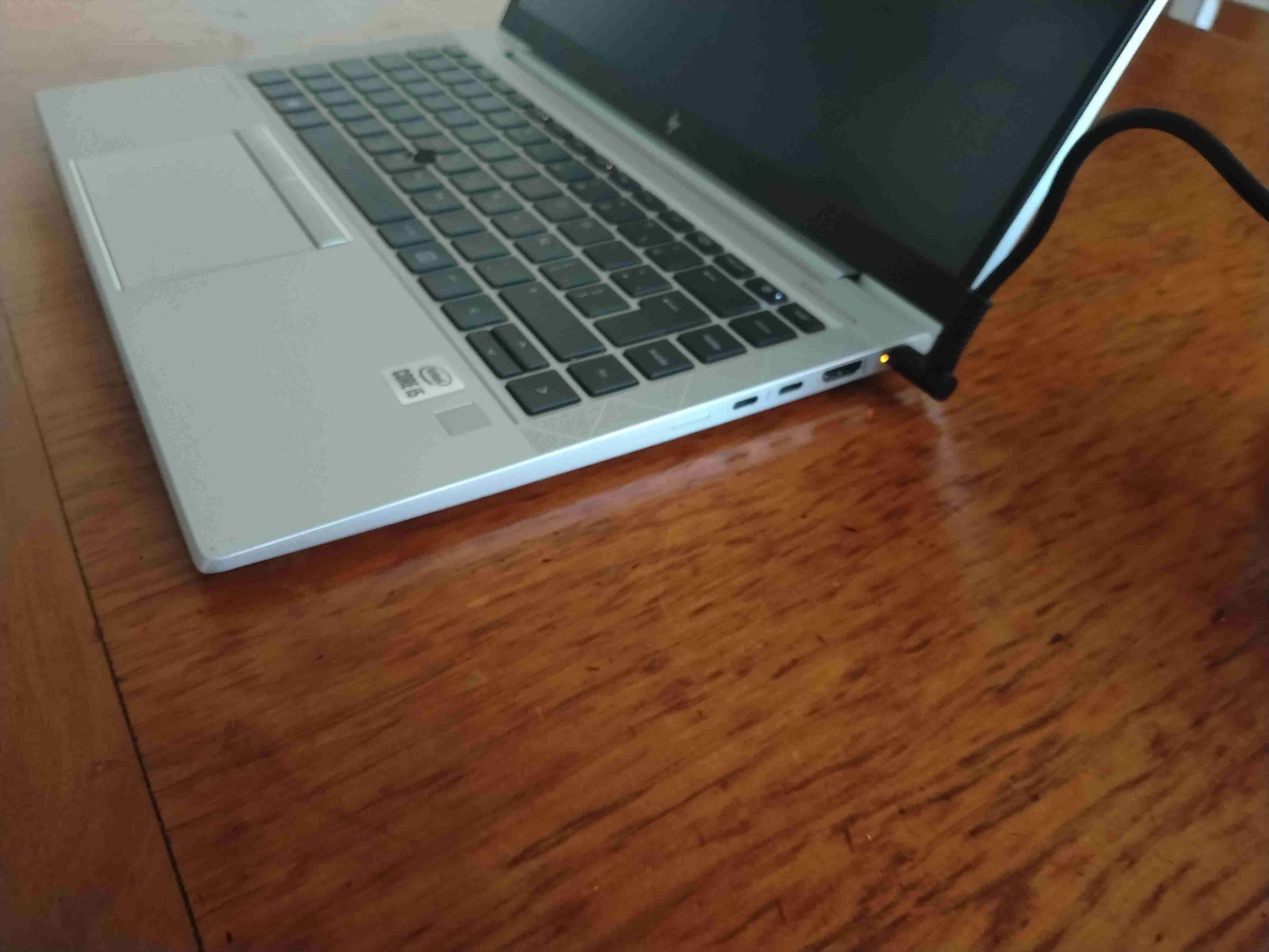 Laptop HP con cargador - 4