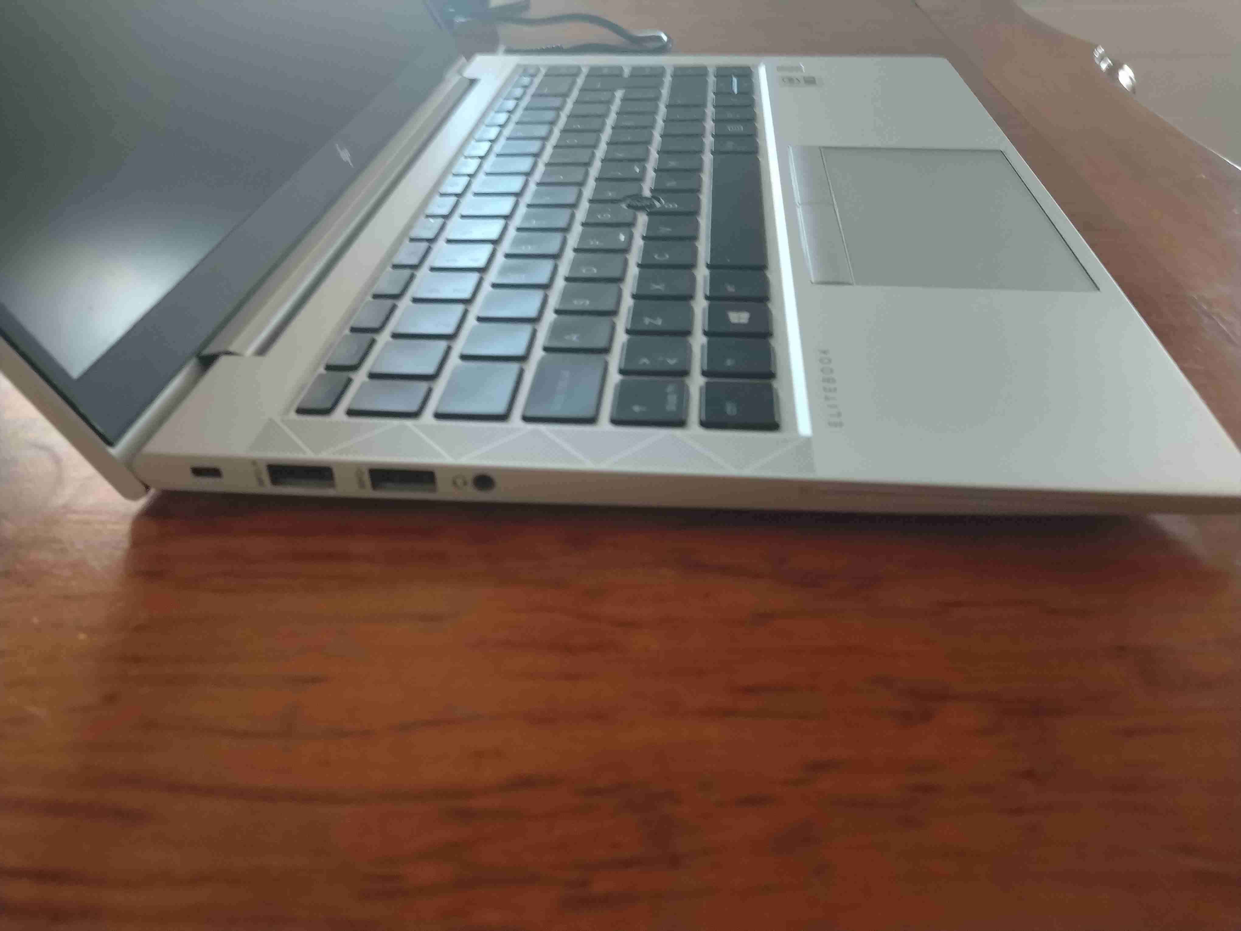 Laptop HP con cargador - 5