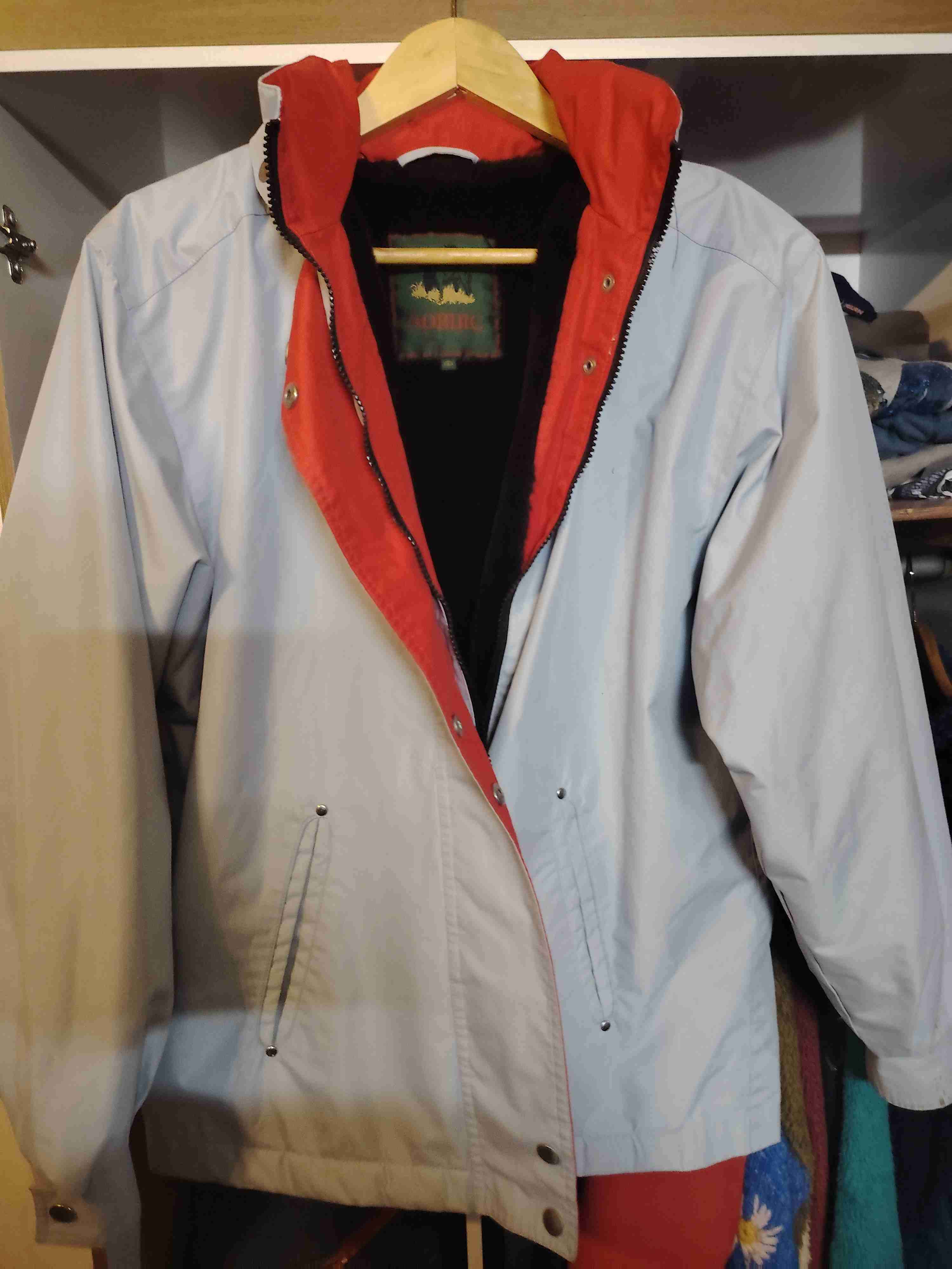 Chaqueta azul con forro rojo - miniatura 1