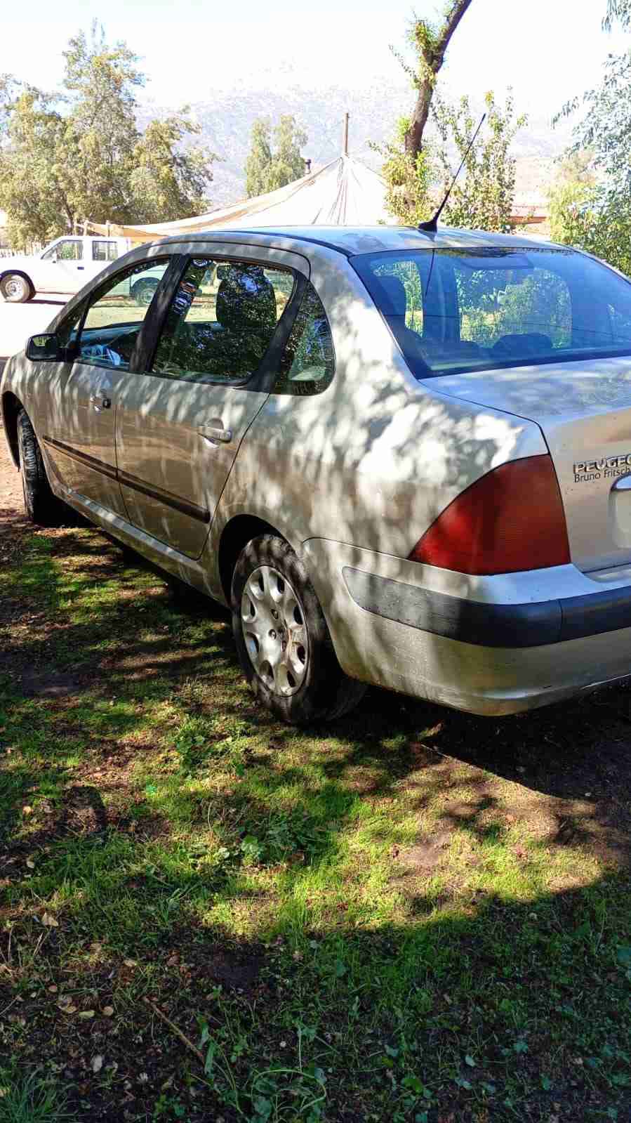 Peugeot 307 año 2008 diesel sedán color plata - 2
