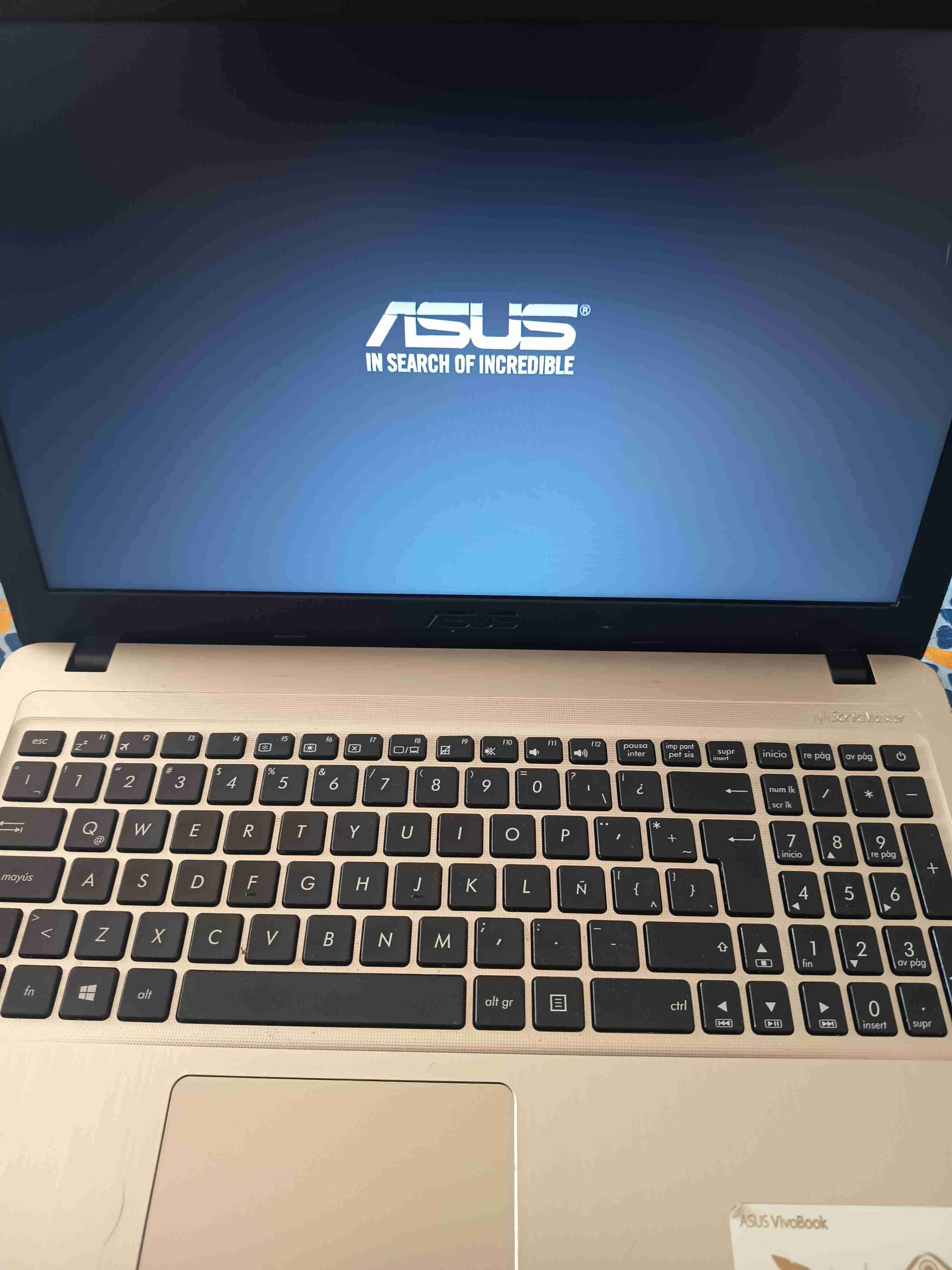 Laptop ASUS VivoBook usada - miniatura 1
