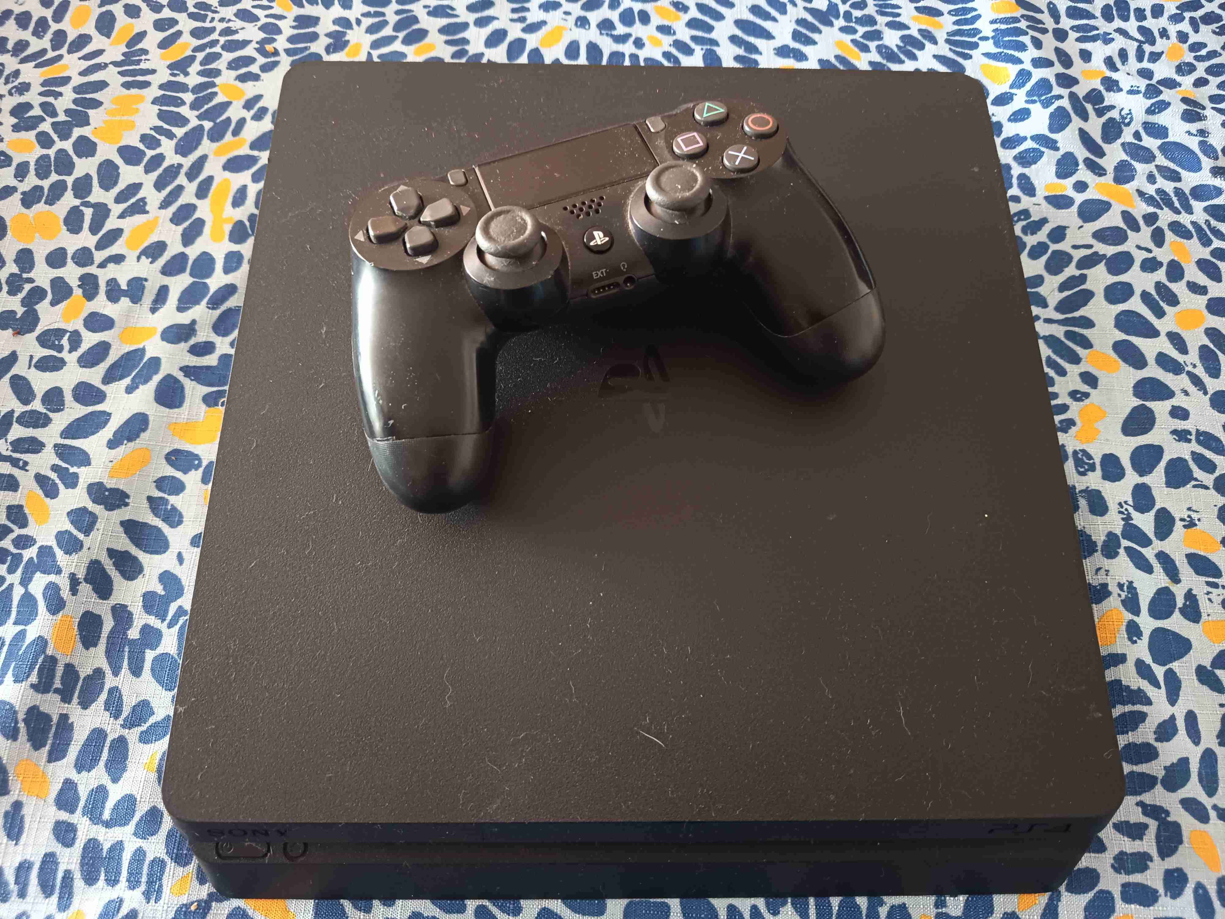 Consola PlayStation 4 con control - miniatura 1