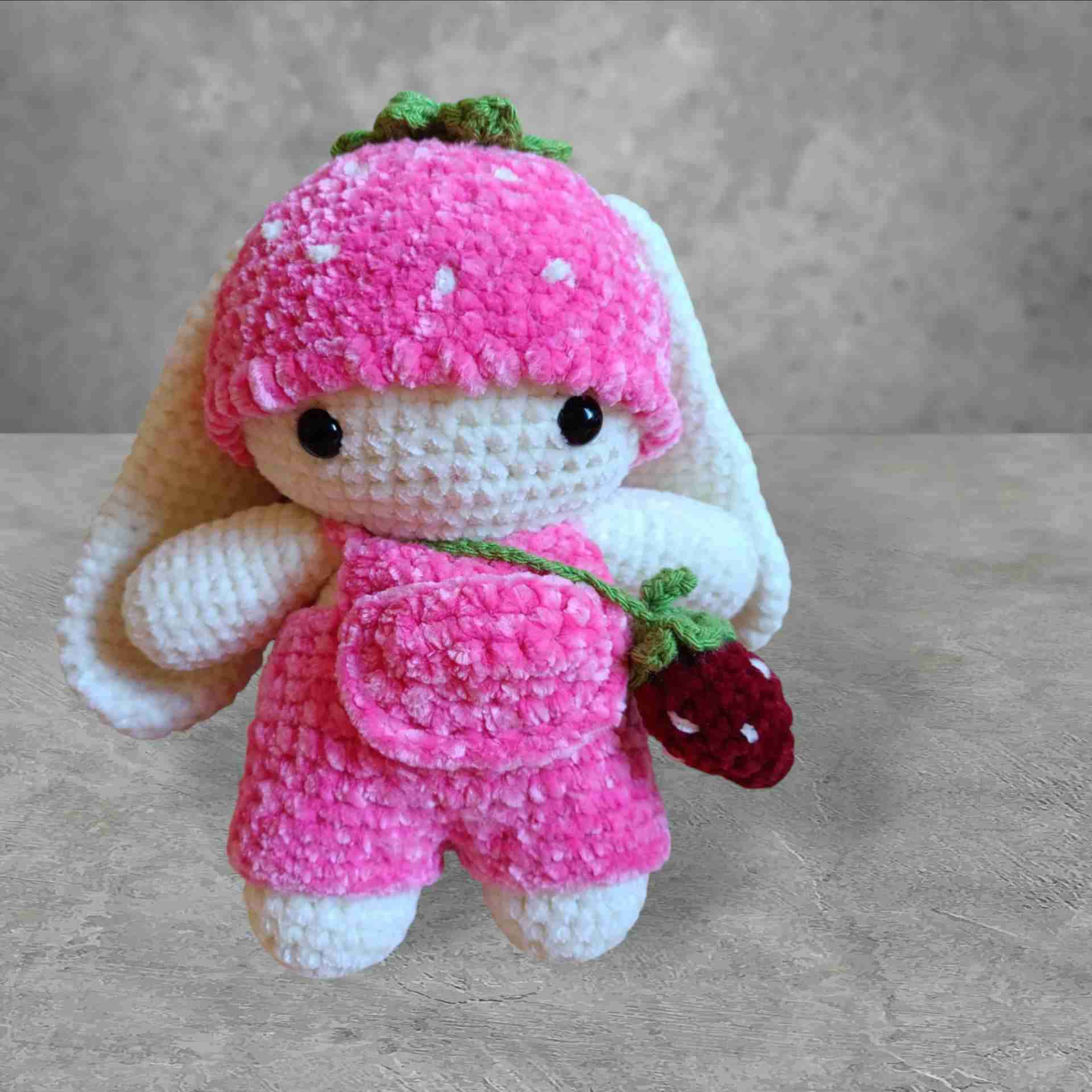 Conejita amigurumi de fresa - miniatura 2