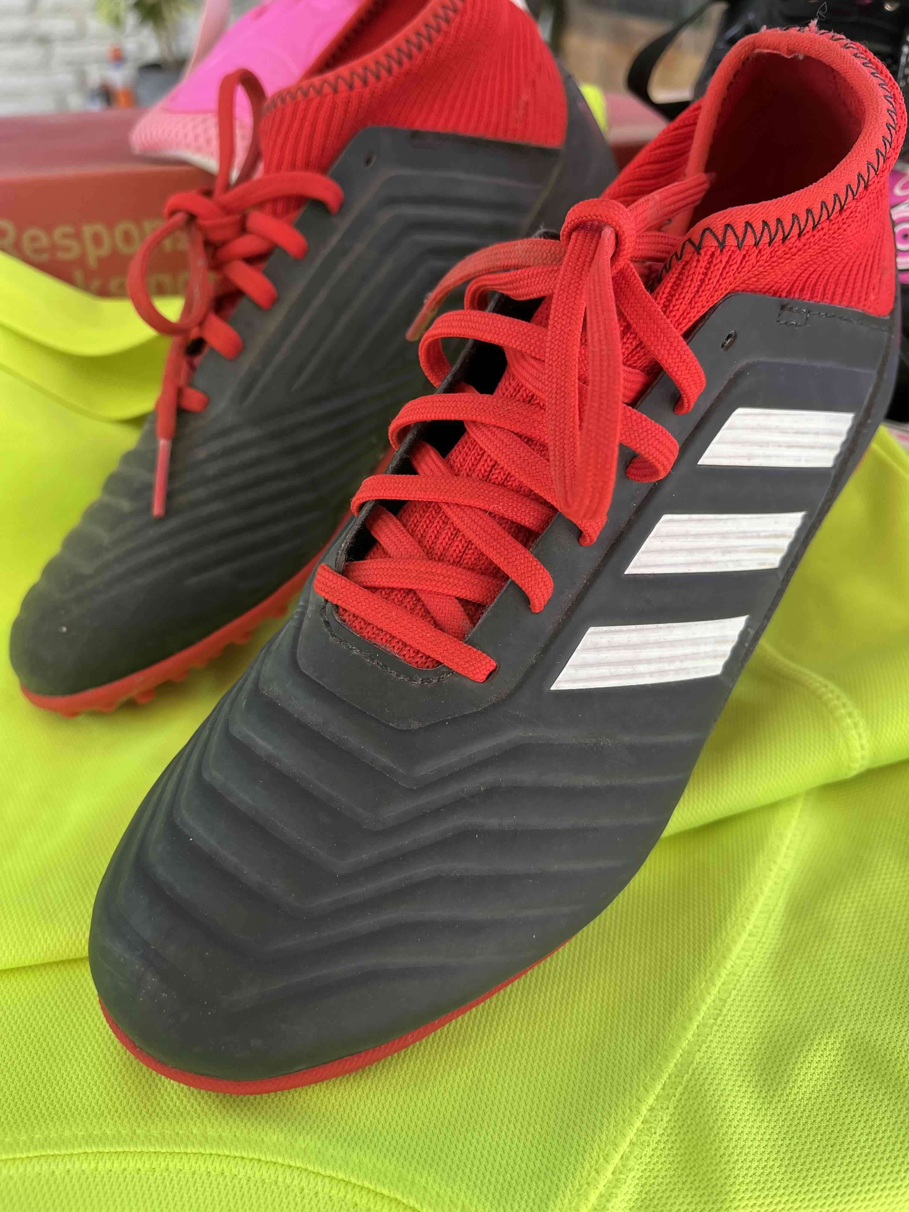 Zapatillas de fútbol rojas y negras