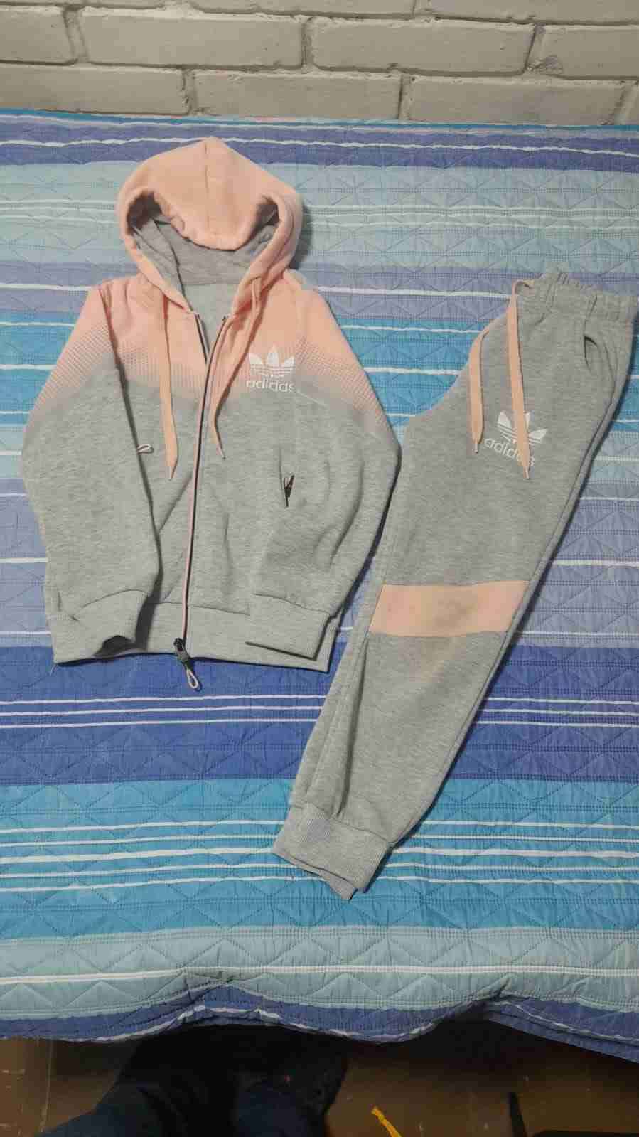 Conjunto deportivo gris y rosado talla 6