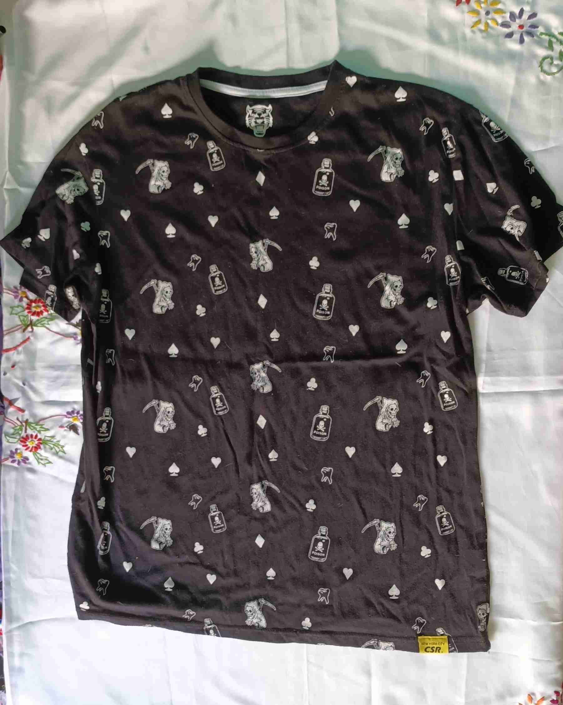 Polera negra con estampado - 1