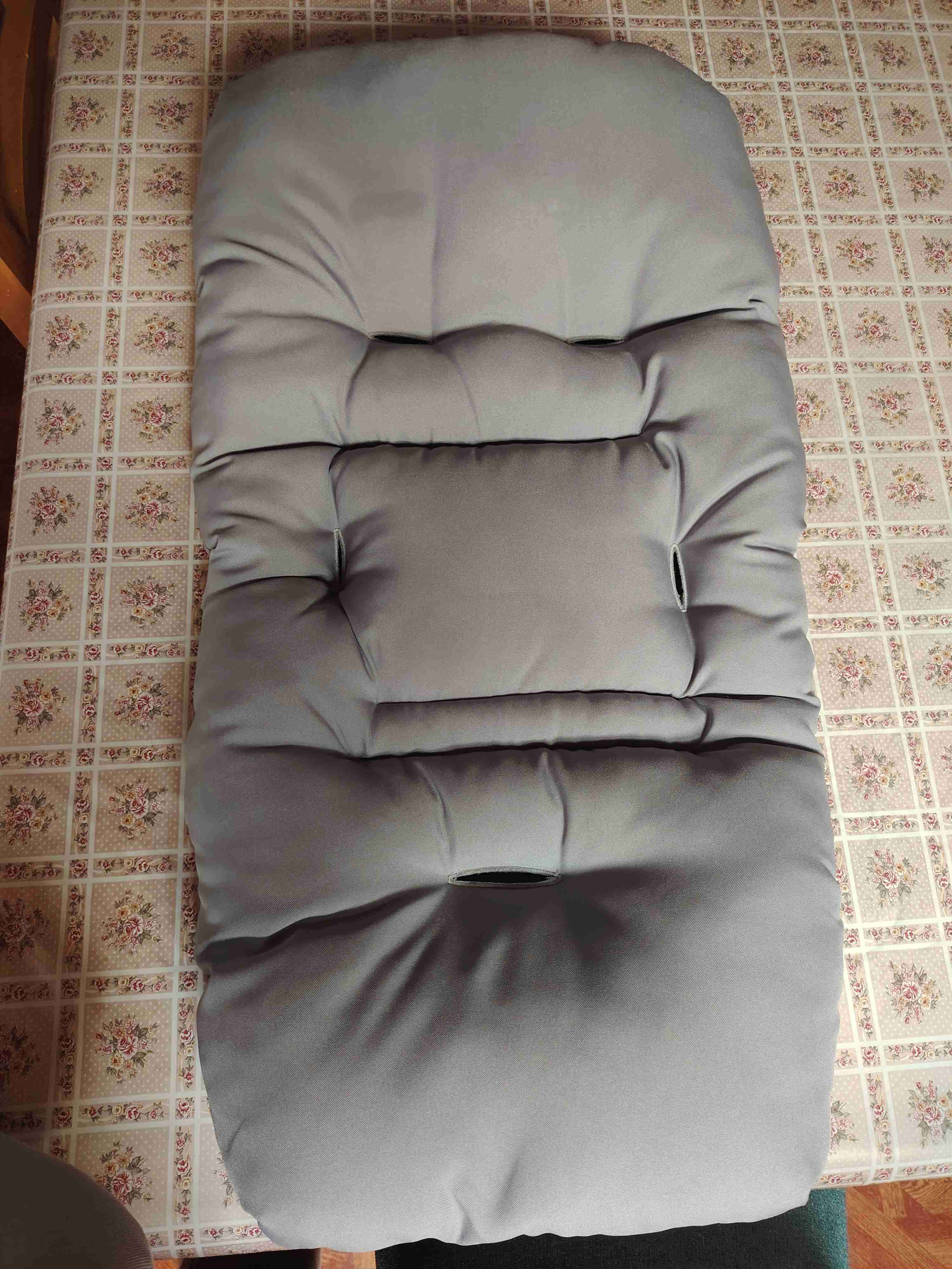 Cojín acolchado gris para silla