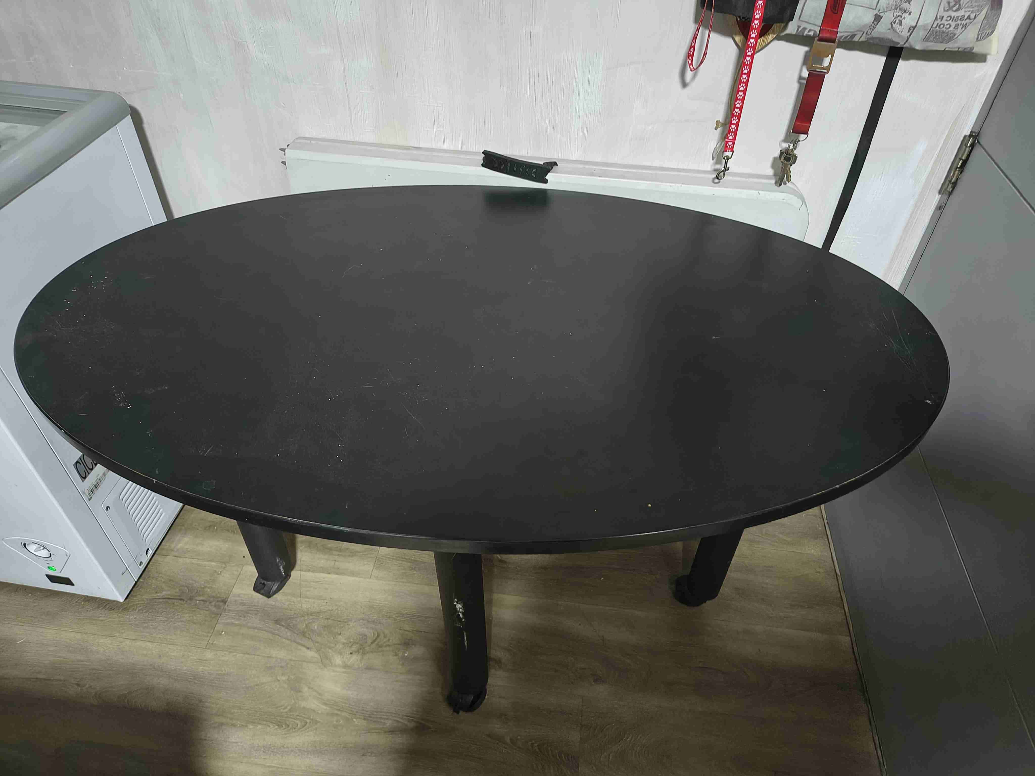Mesa ovalada negra con rueditas - miniatura 1