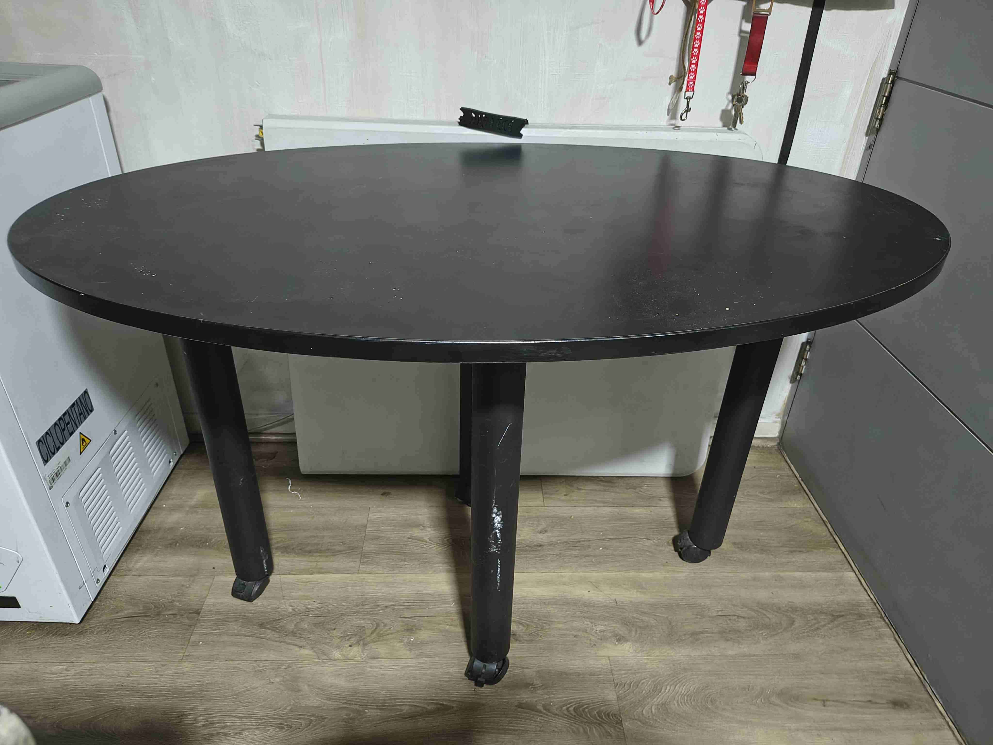 Mesa ovalada negra con rueditas - miniatura 2
