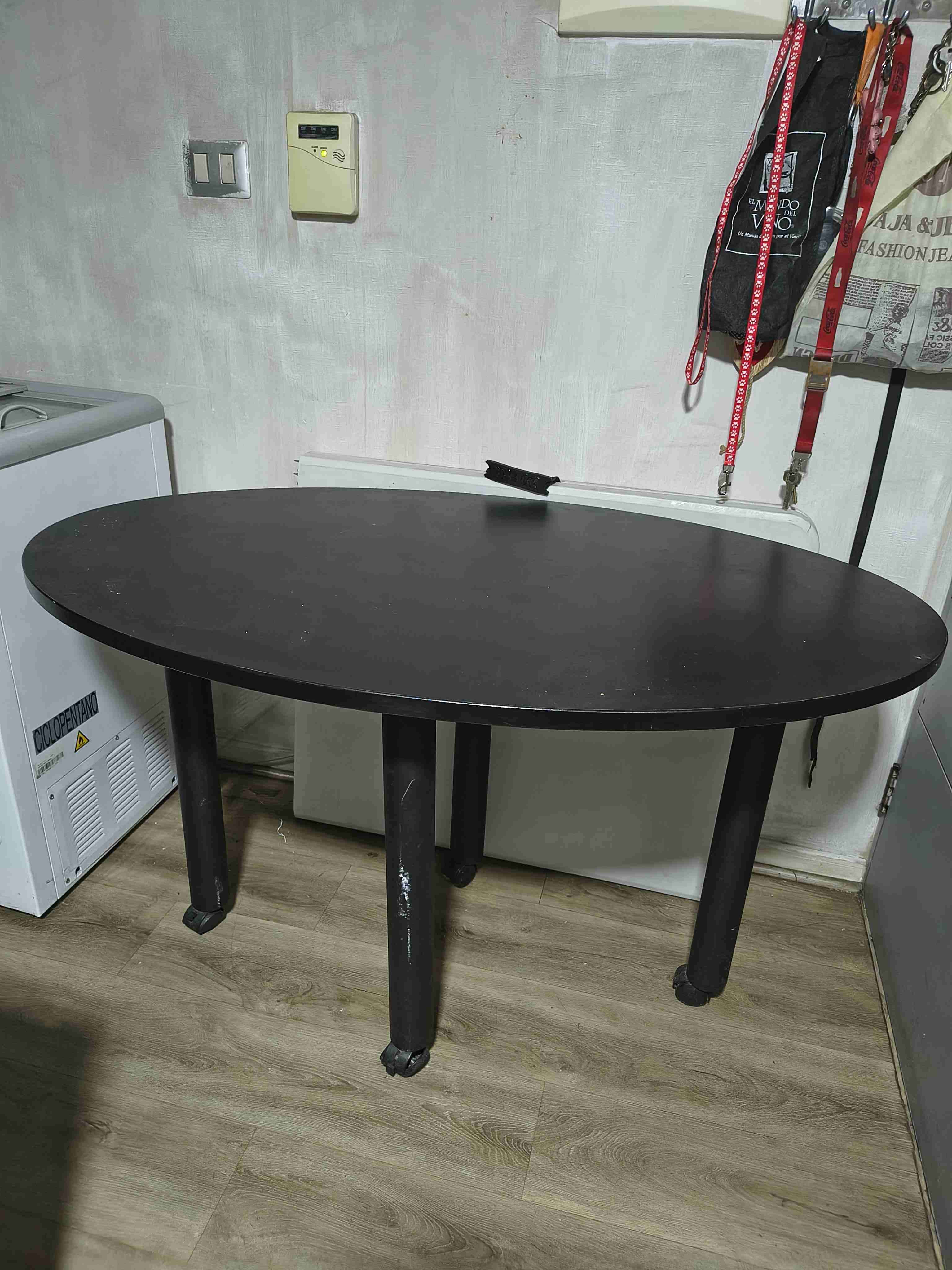 Mesa ovalada negra con rueditas - miniatura 3