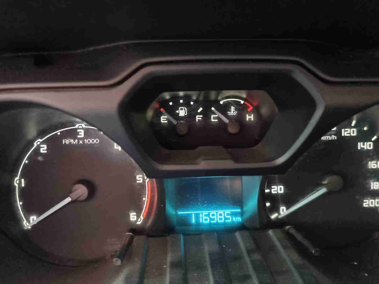 Camioneta roja 4x4 en buen estado - 6