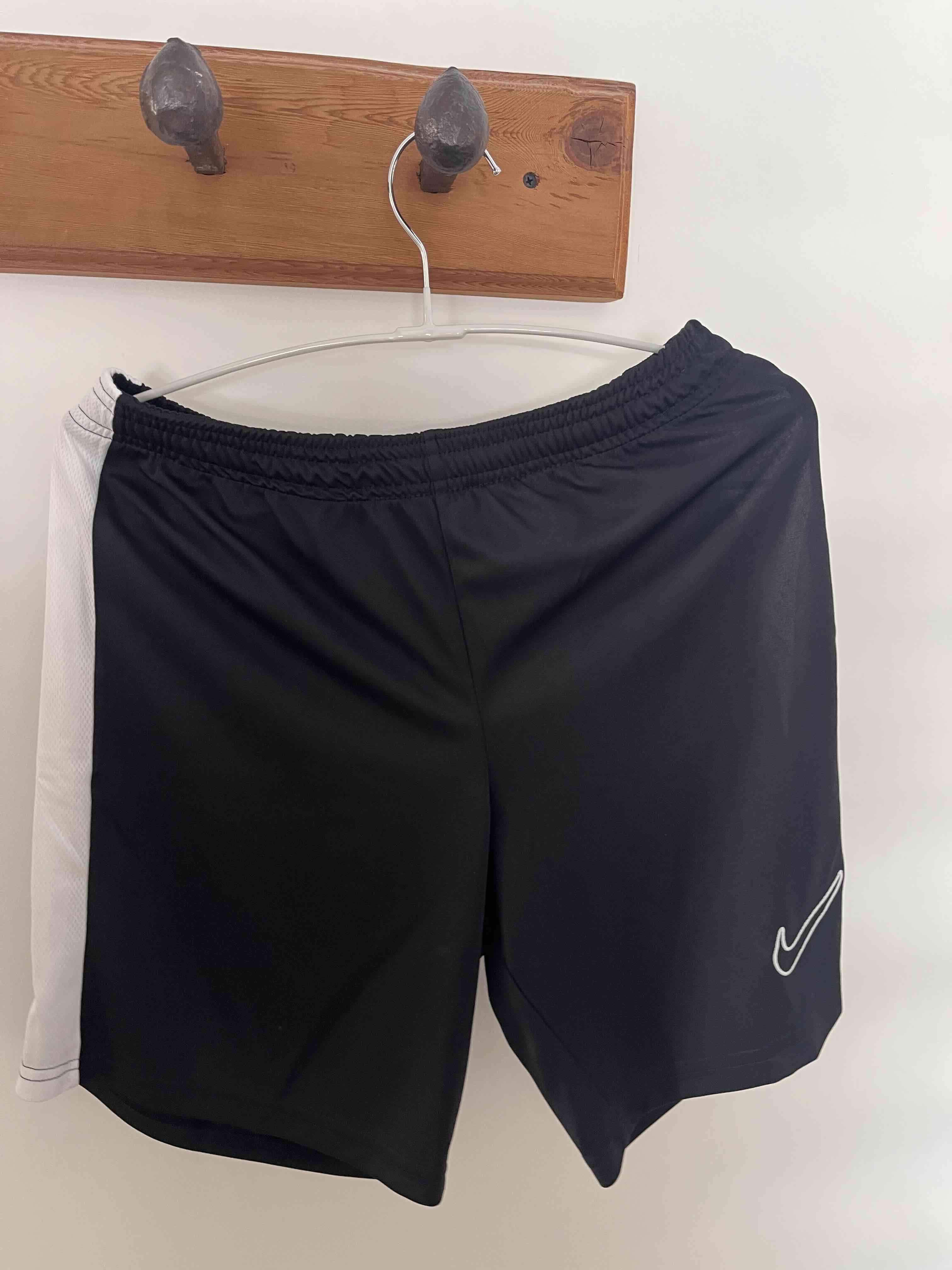 Shorts deportivos Nike negros - 1