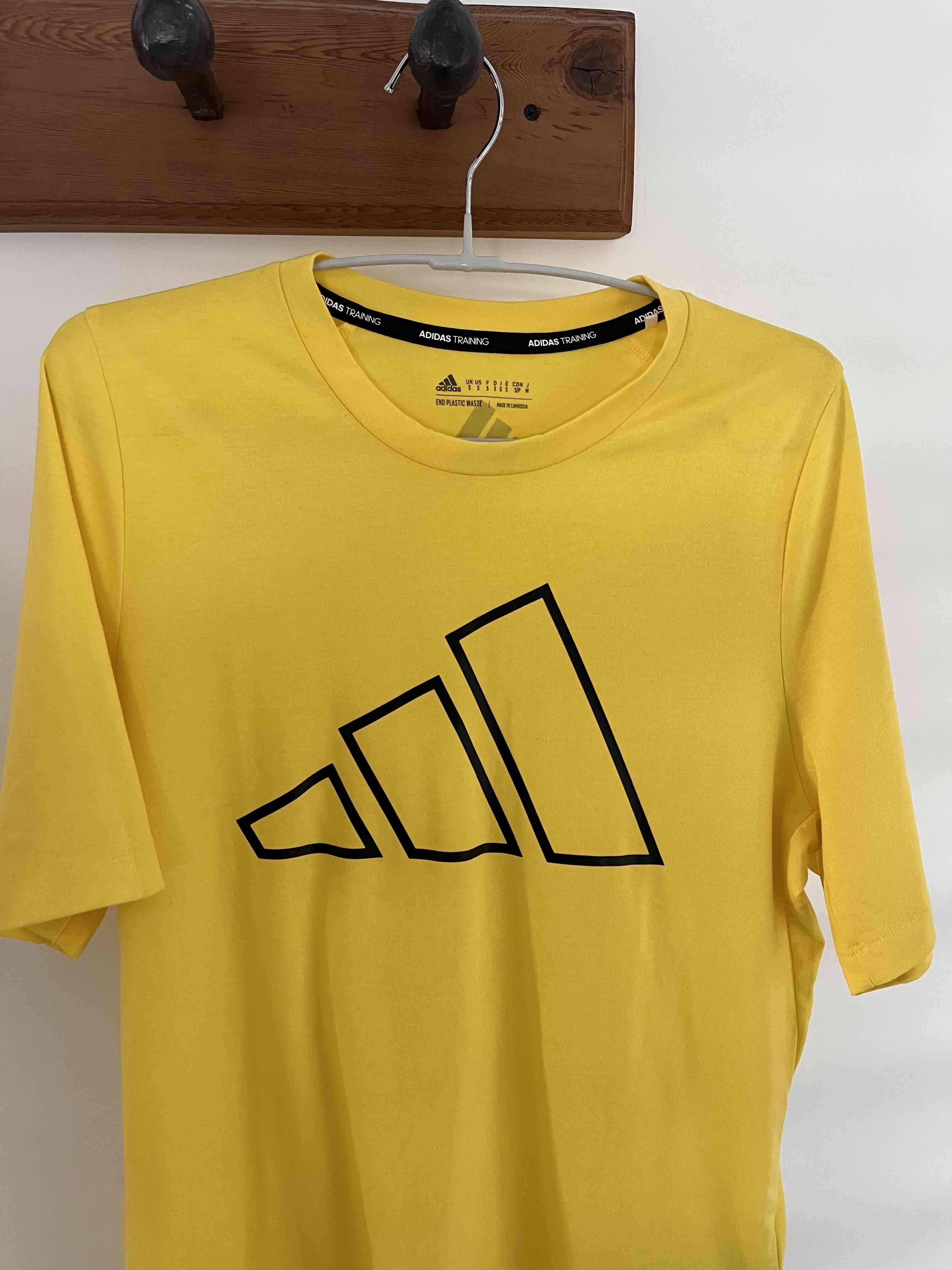 Polera amarilla adidas