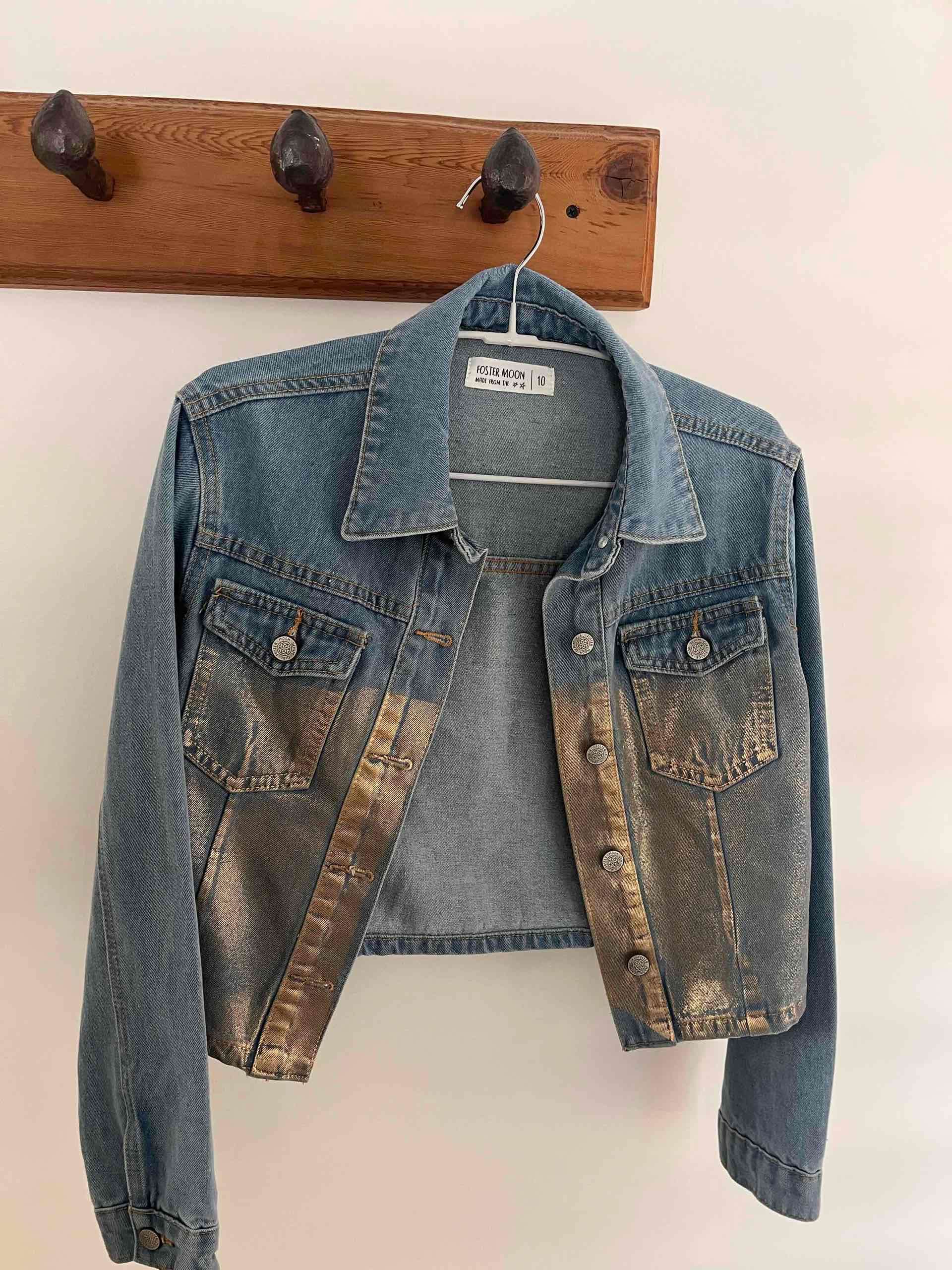 Chaqueta de mezclilla con detalles dorados