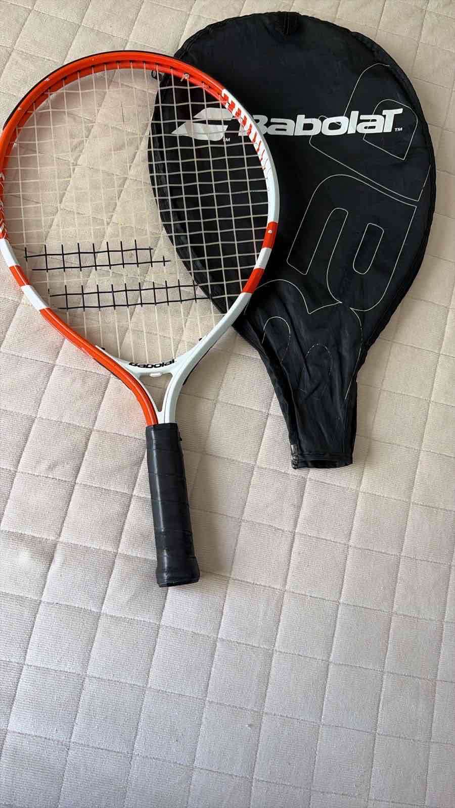 Raqueta de tenis Babolat con funda