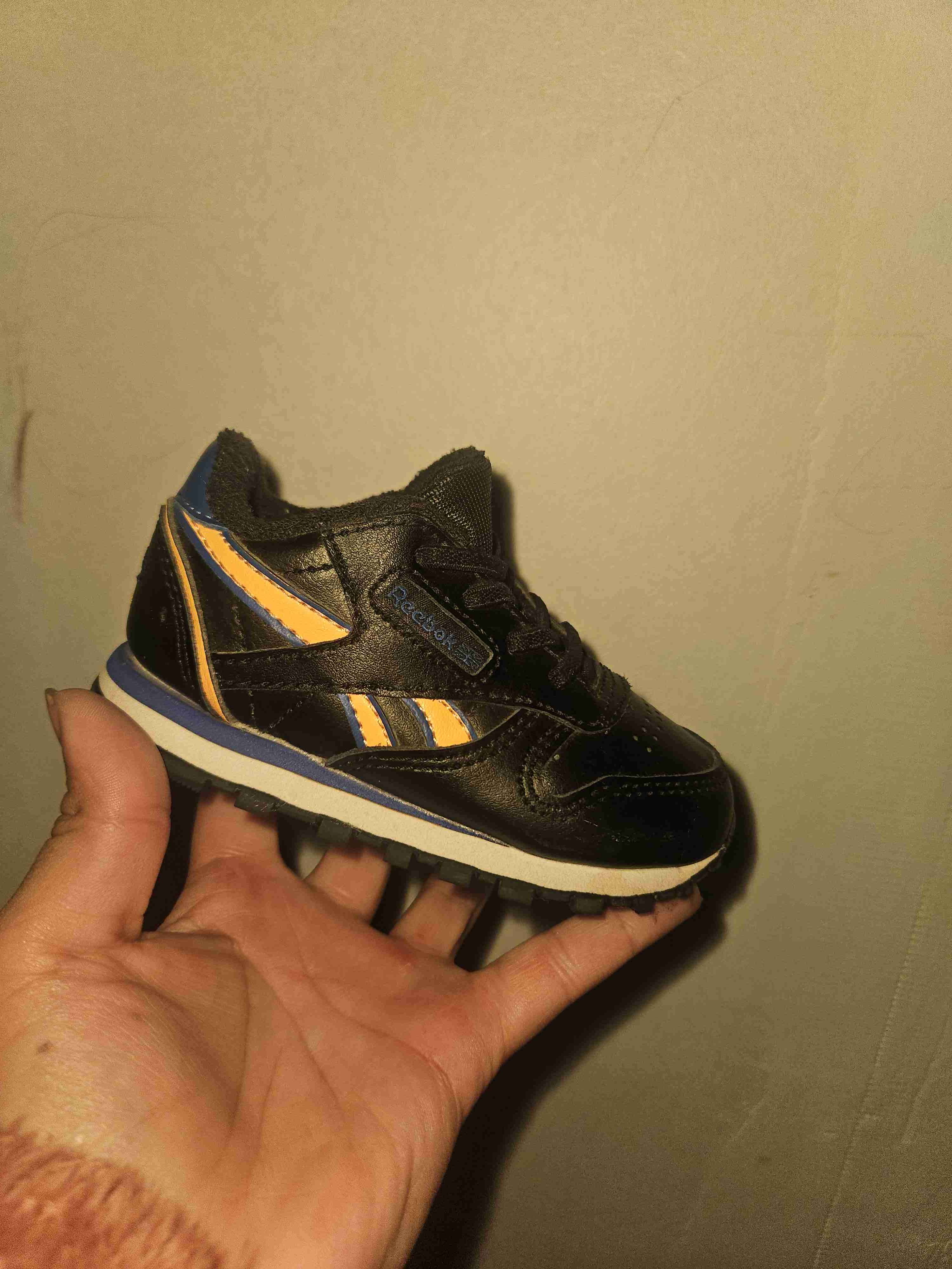 Zapatilla infantil negra con diseño